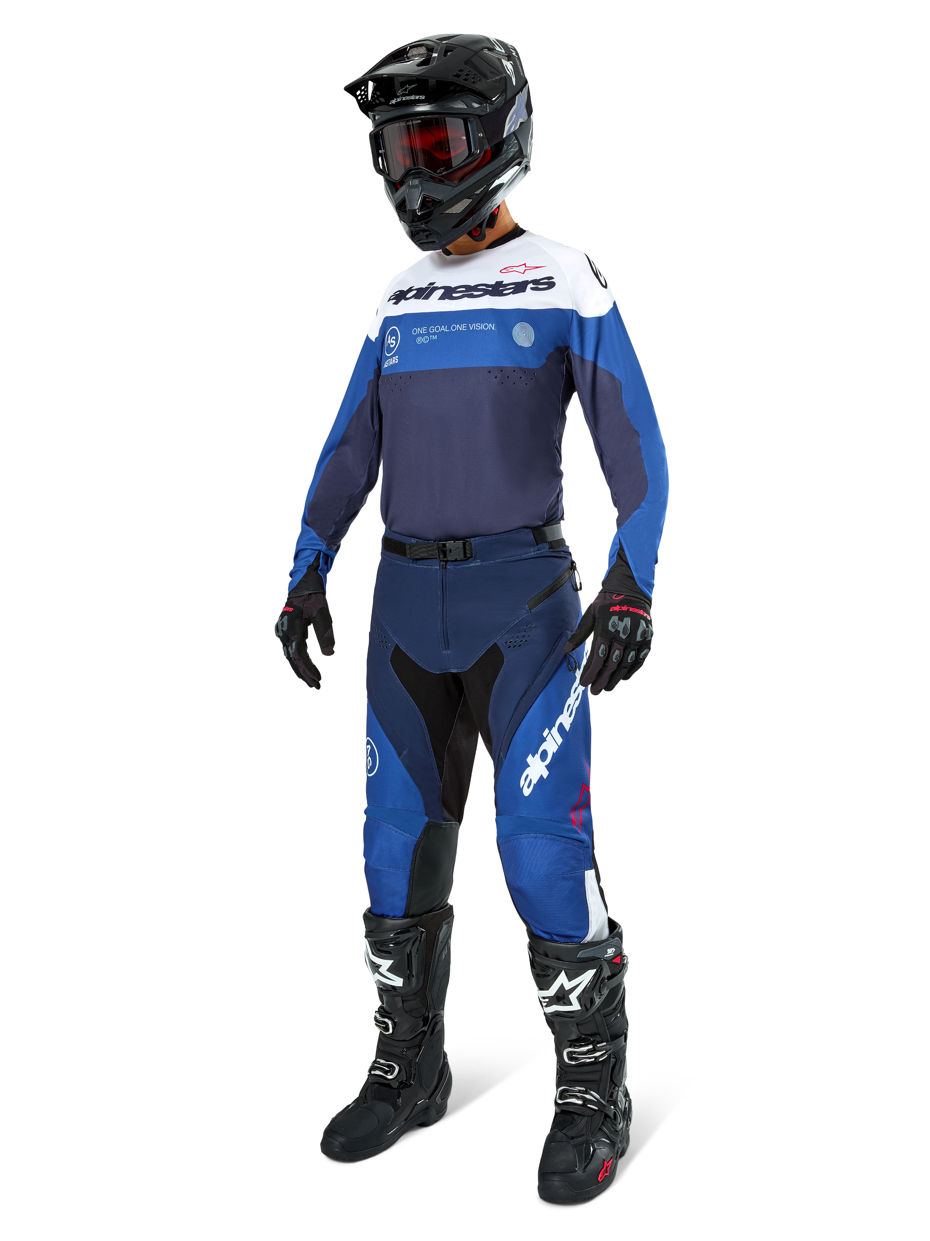 Piloto de motocross equipado com calças Alpinestars Pro-Dura em azul marinho, azul brilhante e branco, camisola de manga comprida a condizer, capacete preto com óculos vermelhos, luvas pretas e botas pretas e brancas, conjunto coordenado para corridas de enduro e off-road.