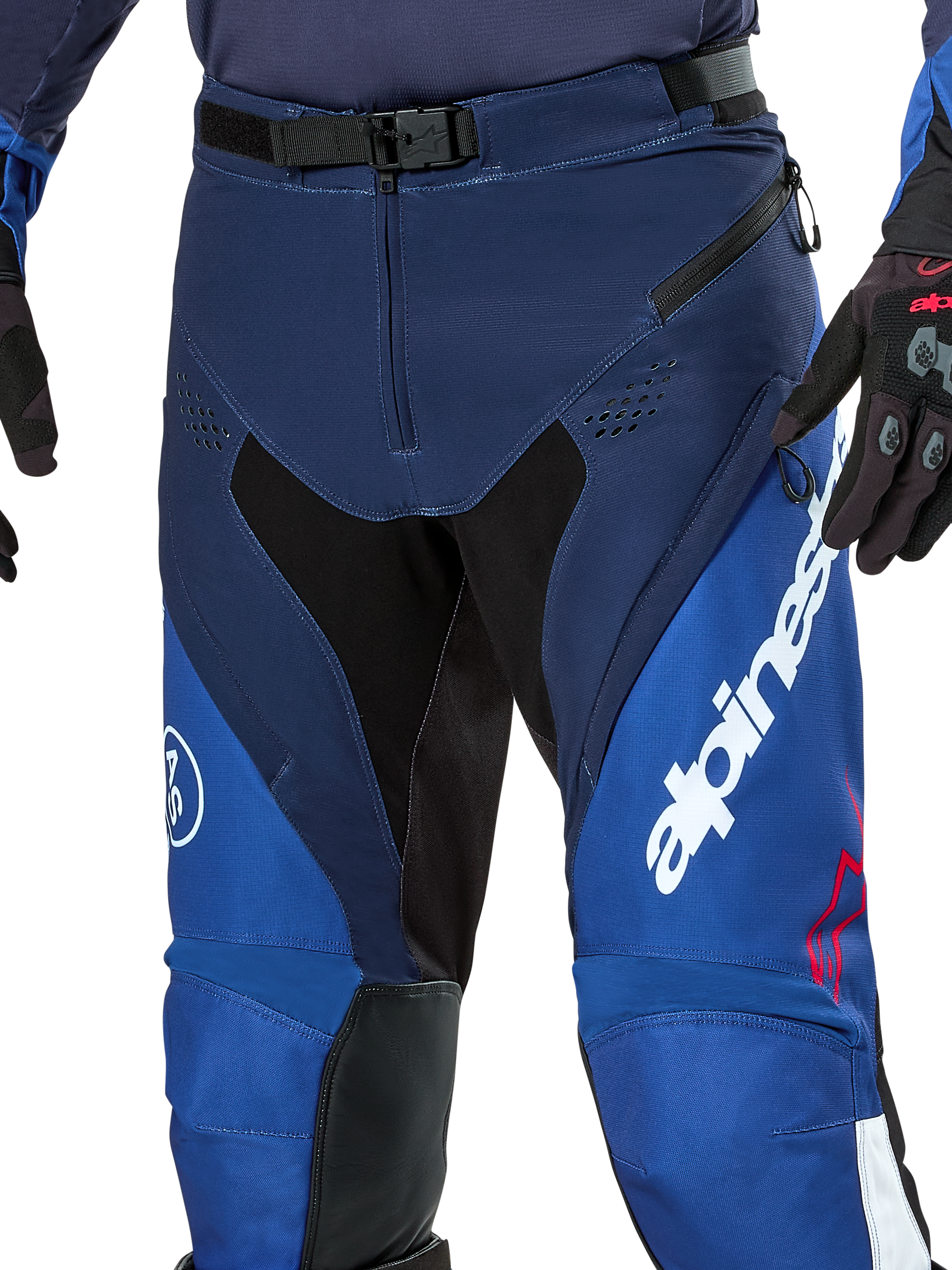 Calças Alpinestars Pro-Dura, calças de enduro e motocross, azul marinho, azul vivo e branco, pormenor do fecho de cintura com fivela magnética SX2, aberturas de ventilação com fecho nas coxas e painéis elásticos duráveis com logótipo branco em destaque
