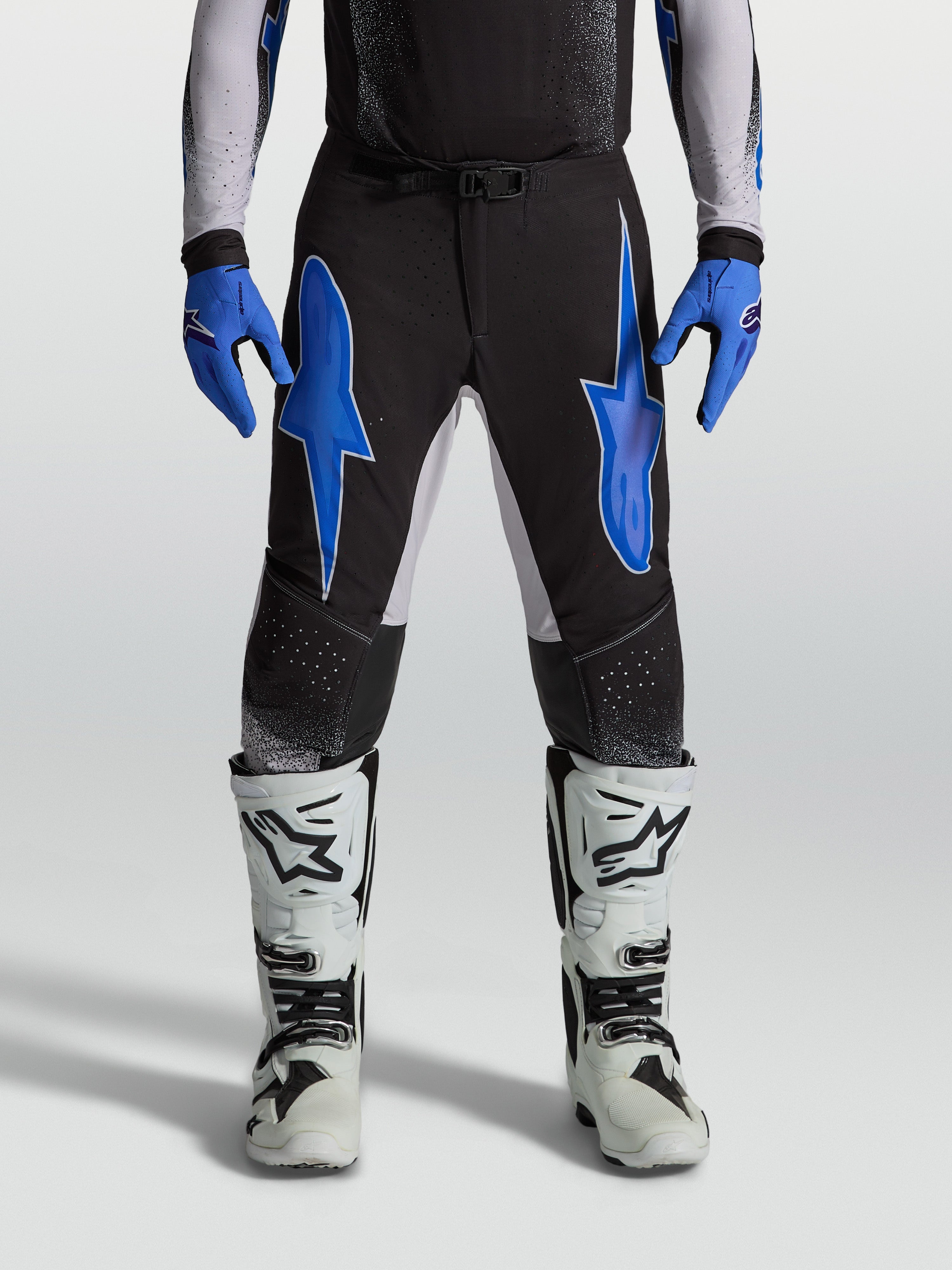 Alpinestars Supertech Hiten AFD, calças de motocross para homem, pretas e azuis, com construção ripstop elástica leve.