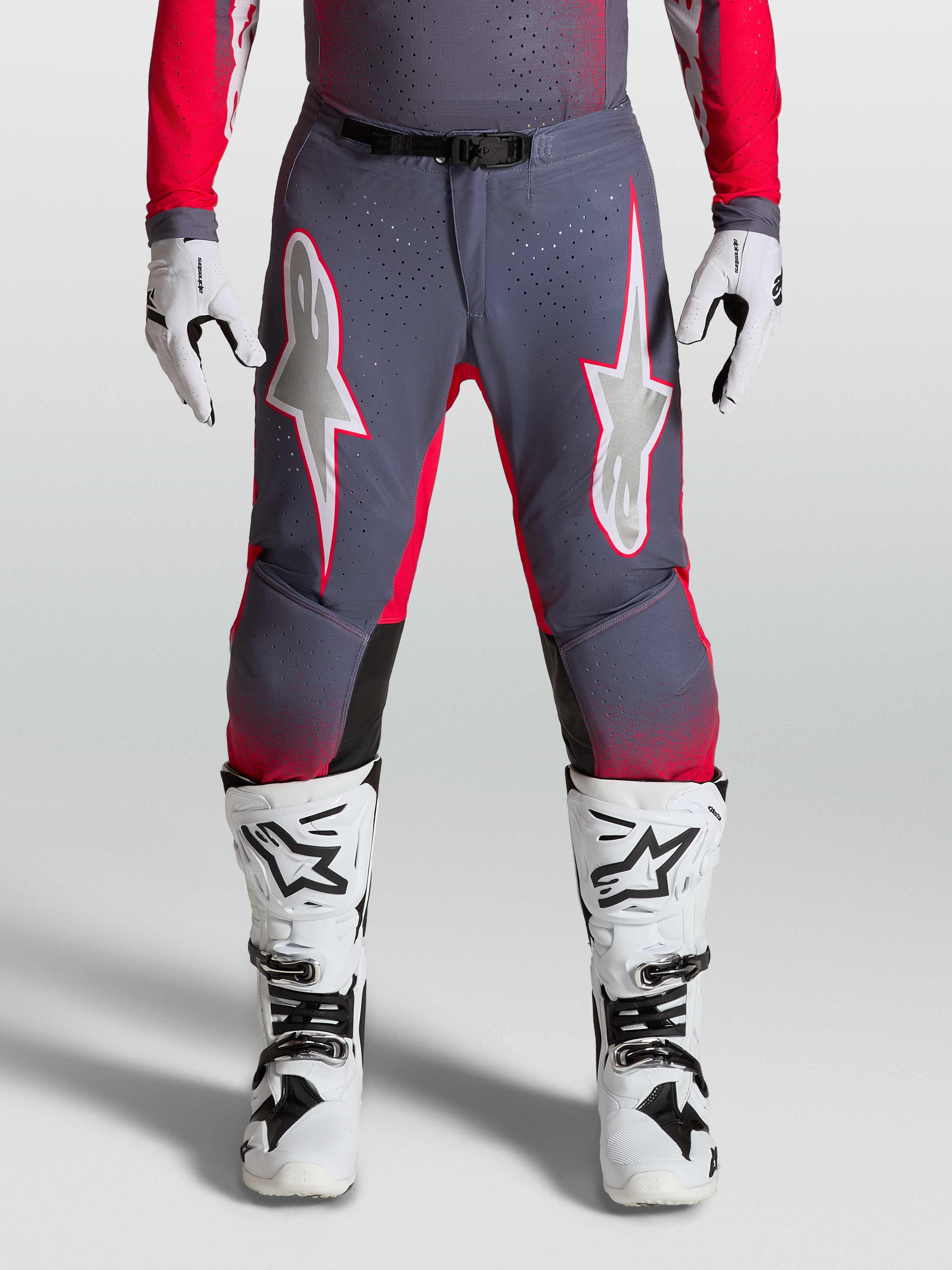 Alpinestars Calças Supertech Hiten AFD, calças de motocross para homem, cinzento e vermelho, grafismos de estrelas e painéis elásticos perfurados