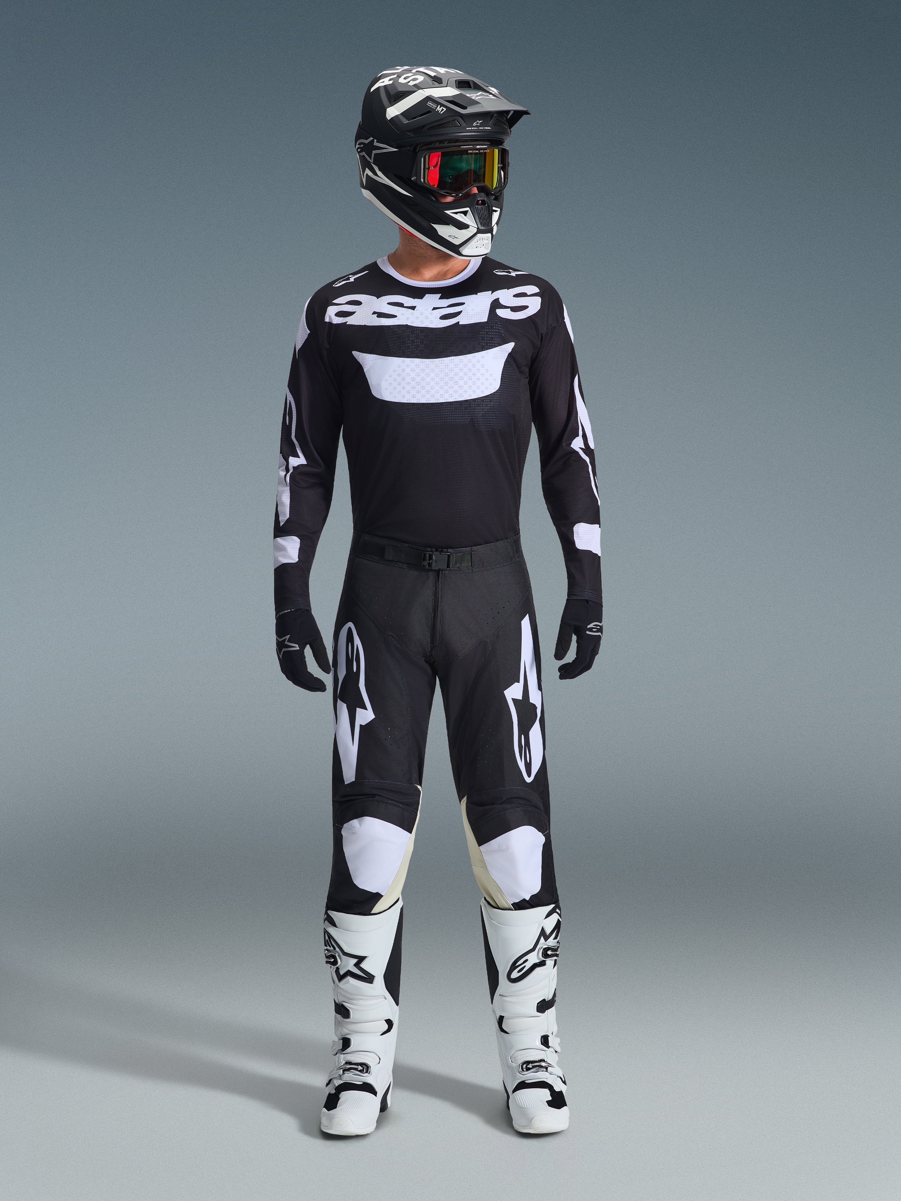 Conjunto de Equipamento Alpinestars 2026 Racer Air Riway, fato completo de motocross, preto e branco, inclui camisola preta com a marca 'astars' em branco, calças a condizer com painéis brancos nos joelhos, botas brancas com fivelas pretas e capacete preto com óculos de lentes vermelhas, equipamento profissional de corrida todo-o-terreno