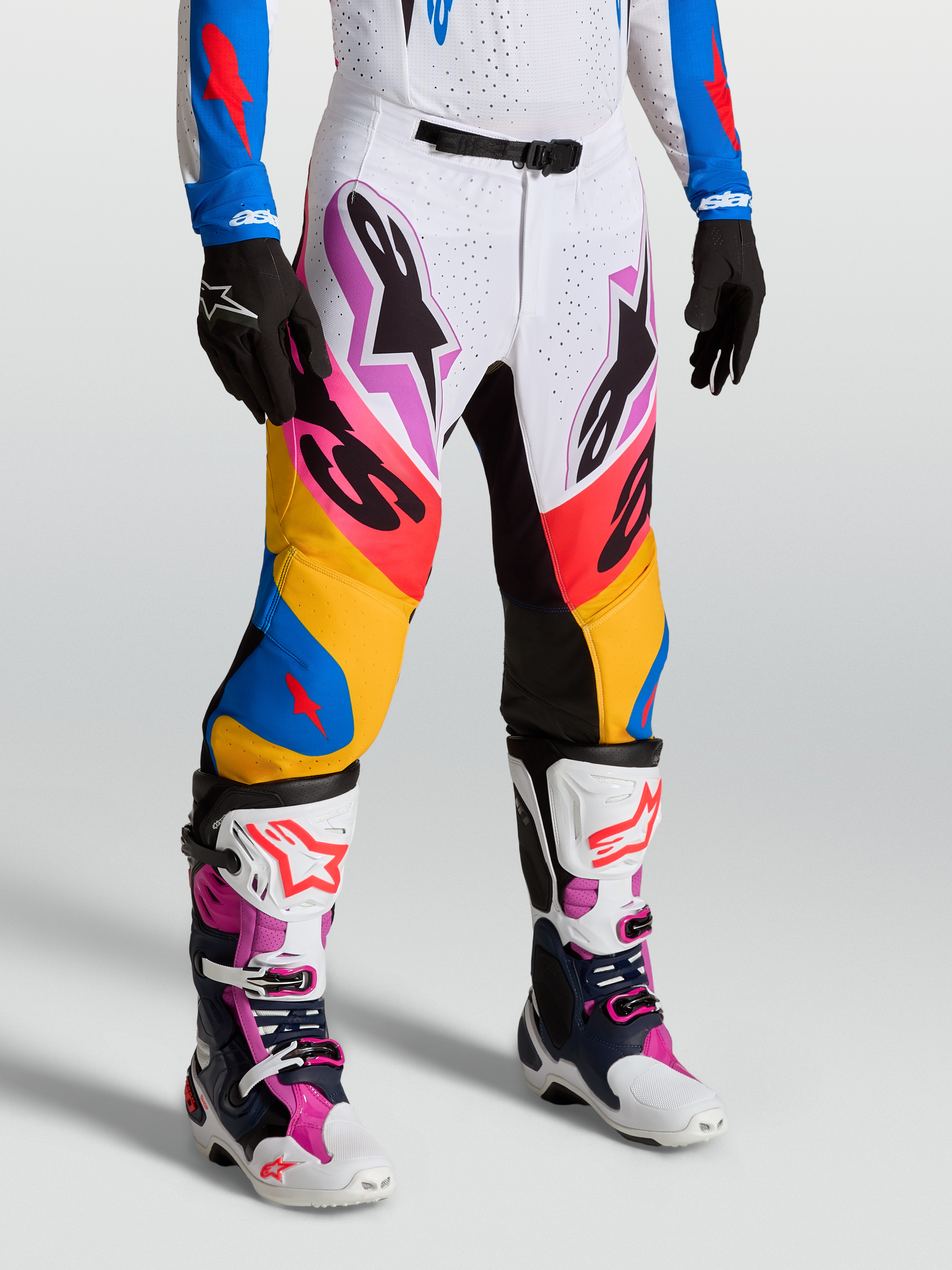 Alpinestars Supertech Dyna, calças de motocross premium, brancas e azuis, tecido rip-stop elástico com painéis em couro de cabra no joelho, ajuste atlético de nível profissional