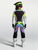 Alpinestars Supertech Dyna, calças de motocross para homem em verde fluo e lilás claro, vista traseira num piloto.