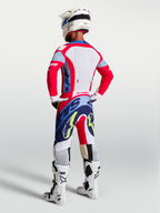 Alpinestars Supertech Dyna, calças de motocross para homem, vermelhas e azuis, ajuste atlético leve, vista traseira em modelo.