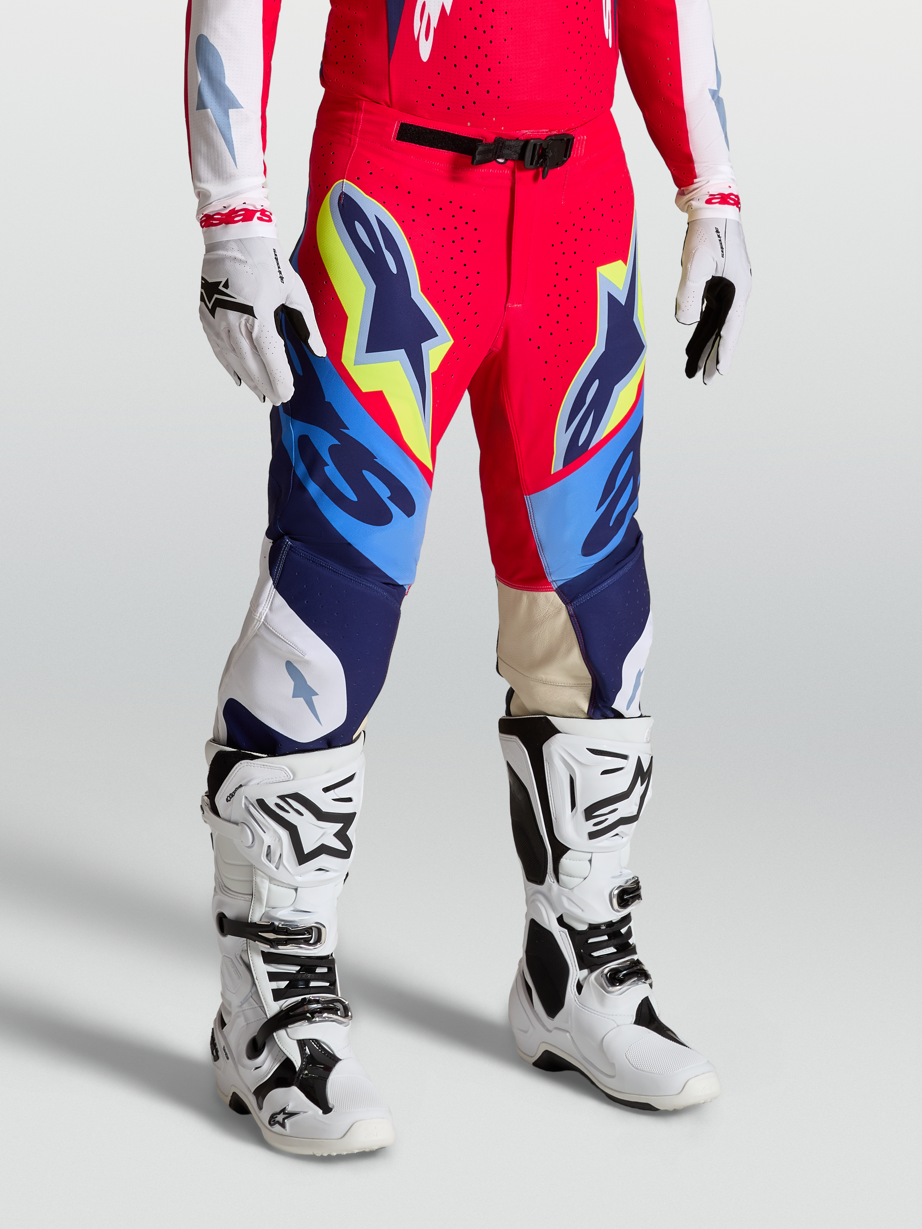 Alpinestars Calças Supertech Dyna, calças de motocross profissionais, vermelhas e azuis, ajuste atlético e painéis elásticos