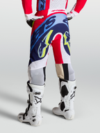 Alpinestars Supertech Dyna, calças de motocross para homem, vermelhas, brancas e azul-marinho, ajuste atlético de corrida, vista traseira no modelo
