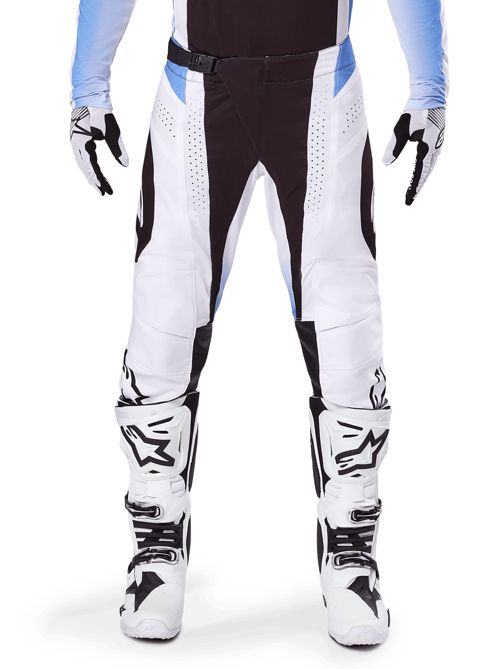 Alpinestars 2025 Techstar Melt Pants, calças de motocross, brancas e pretas com detalhes em azul claro, usadas com botas e luvas a condizer em branco e preto, com perfurações a laser e design de competição de alto desempenho