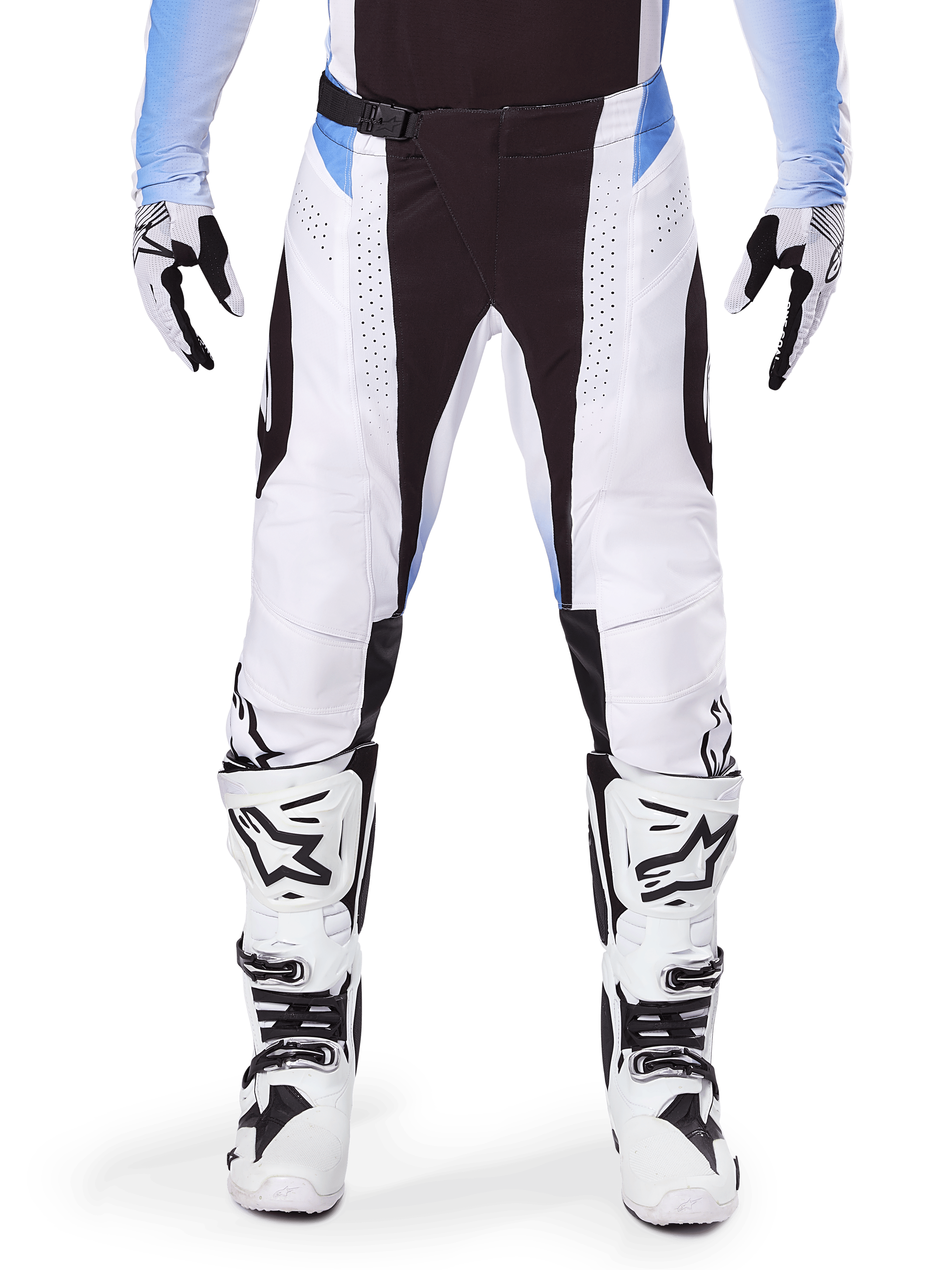 Alpinestars 2025 Techstar Melt Pants, calças de motocross, brancas e pretas com detalhes em azul claro, usadas com botas e luvas a condizer em branco e preto, com perfurações a laser e design de competição de alto desempenho