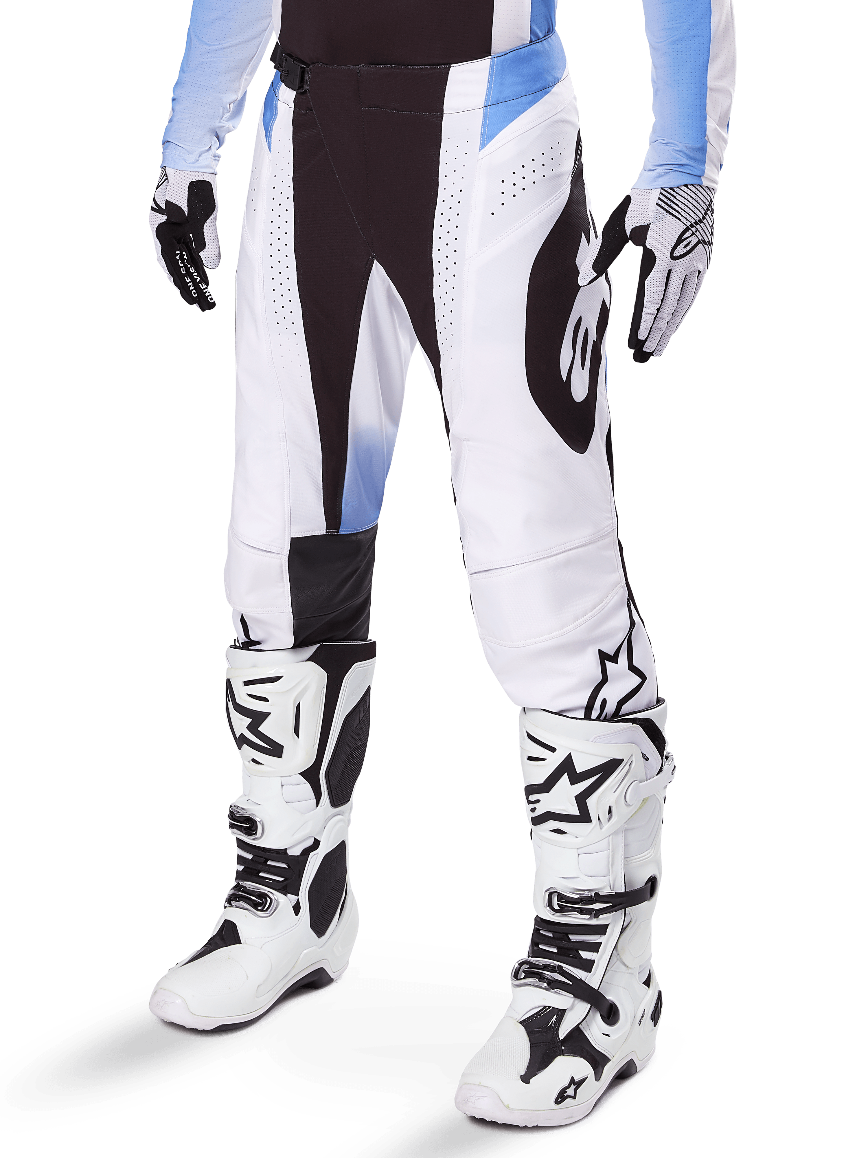 Alpinestars 2025 Techstar Melt Pants, calças de motocross, brancas e pretas com detalhes azuis, com perfurações a laser para ventilação e construção de joelho Babel, usadas com botas e luvas de motocross brancas a condizer, design atlético de corrida todo-o-terreno