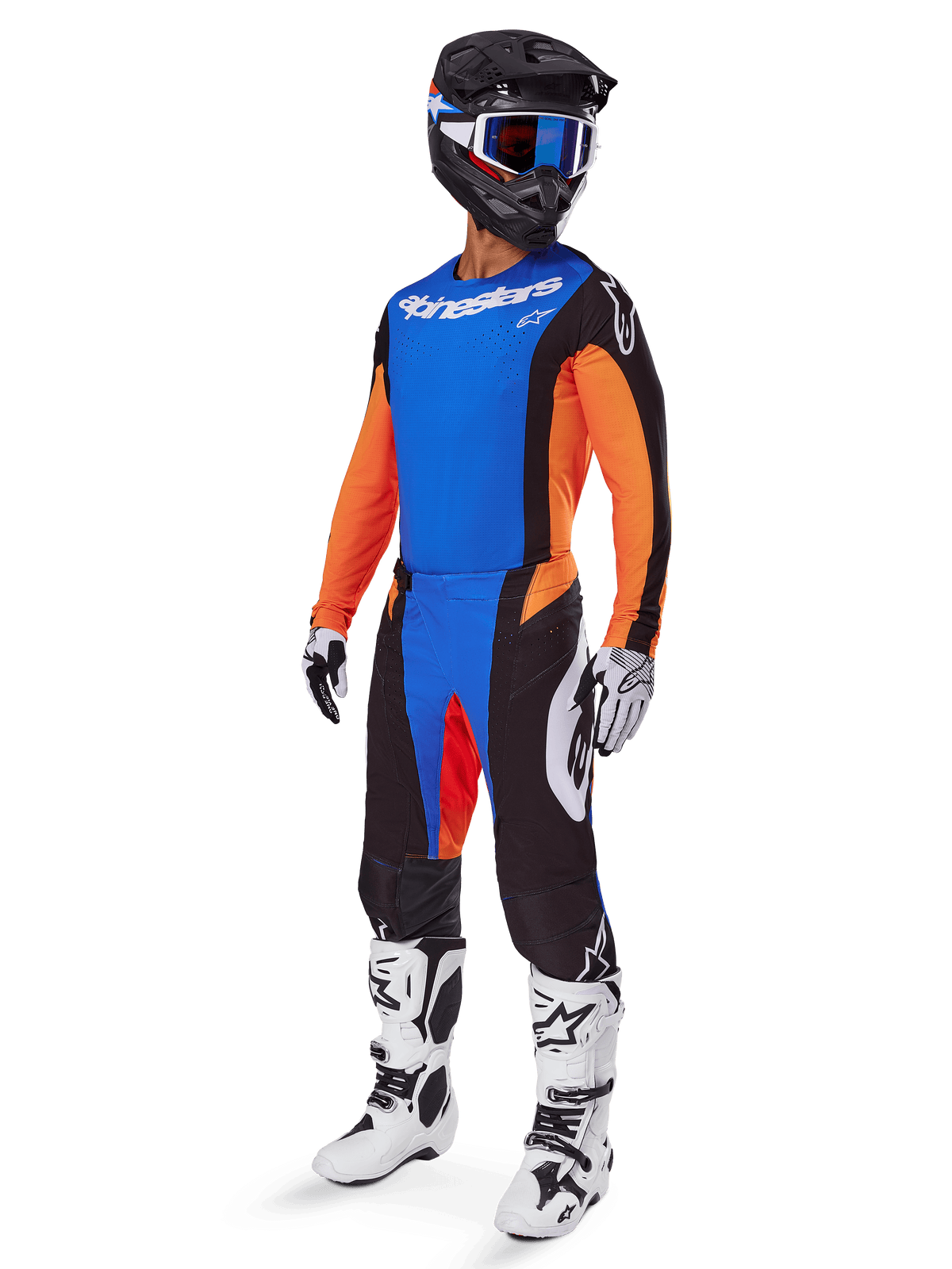 Conjunto de equipamento Alpinestars 2025 Techstar Melt, piloto de motocross com camisola azul e mangas laranja, calças pretas com detalhes azuis e laranja, capacete preto a condizer com óculos azuis e botas de competição brancas e pretas