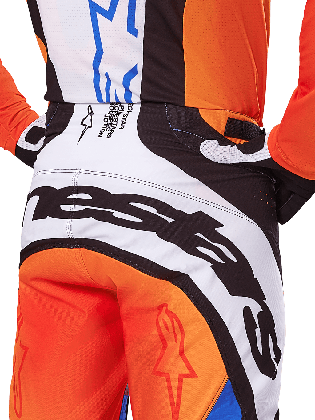 Alpinestars 2025 Techstar Melt Pants, calças de motocross, laranja e azul, vista traseira aproximada do assento e da cintura, marca preta destacada sobre fundo branco, painéis cor de laranja com logótipos de estrelas vermelhos, equipamento de performance atlética para corridas de todo-o-terreno