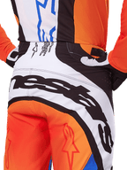 Alpinestars 2025 Techstar Melt Pants, calças de motocross, laranja e azul, vista traseira aproximada do assento e da cintura, marca preta destacada sobre fundo branco, painéis cor de laranja com logótipos de estrelas vermelhos, equipamento de performance atlética para corridas de todo-o-terreno