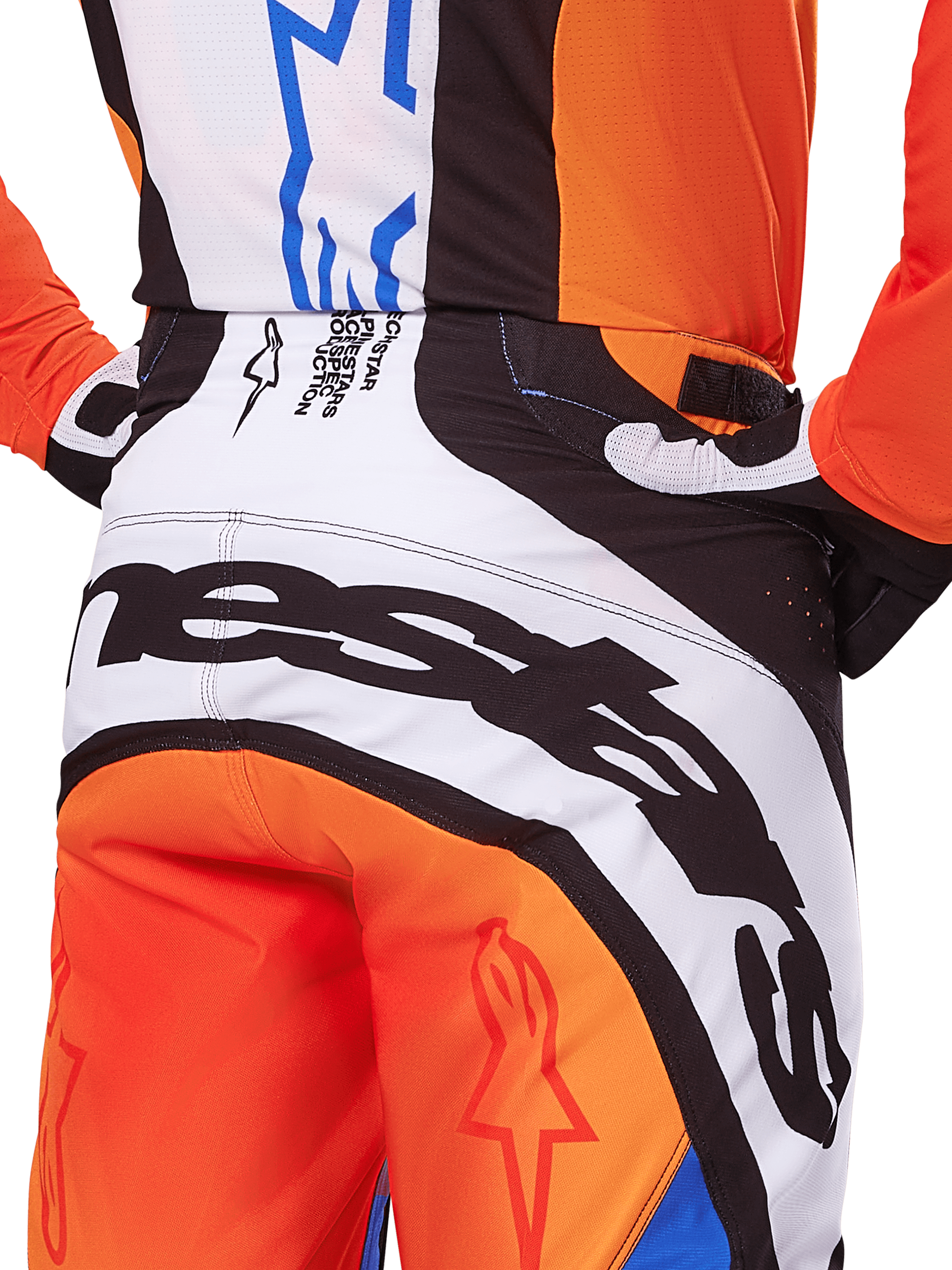 Alpinestars 2025 Techstar Melt Pants, calças de motocross, laranja e azul, vista traseira aproximada do assento e da cintura, marca preta destacada sobre fundo branco, painéis cor de laranja com logótipos de estrelas vermelhos, equipamento de performance atlética para corridas de todo-o-terreno