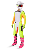 Alpinestars 2025 Techstar Melt Gear Set, conjunto completo de motocross, camisola branca com mangas amarelas e laranja, calças amarelo néon, botas rosa vibrante, capacete branco com óculos vermelhos, luvas amarelas, vestuário de corrida vibrante e colorido