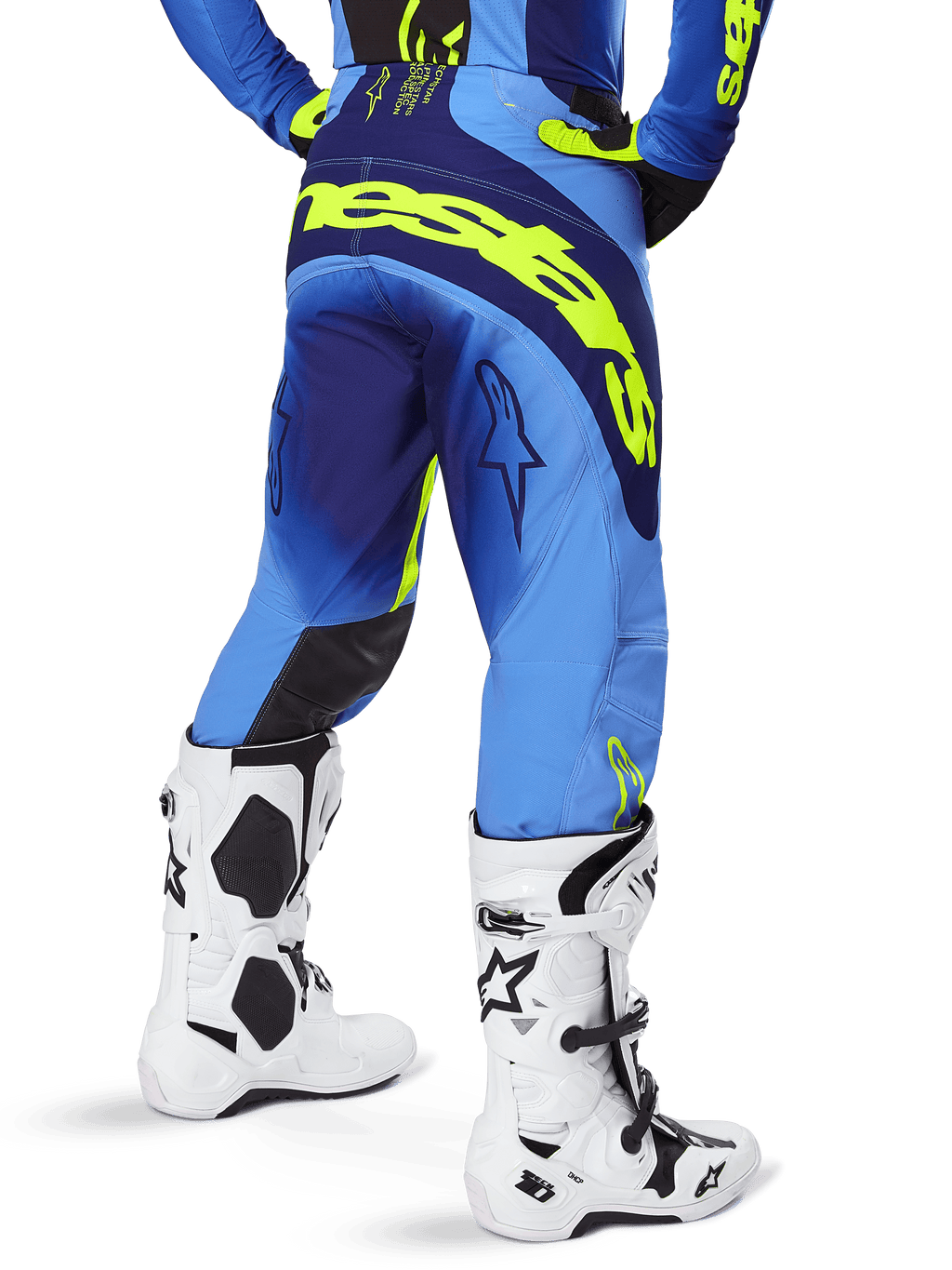 Alpinestars 2025 Techstar Melt Pants, calças de motocross, Amarelo Fluo Azul, vista traseira com logótipo amarelo grande na zona do assento e detalhes em azul escuro, usadas com botas brancas Alpinestars Tech 10 e camisola a condizer.