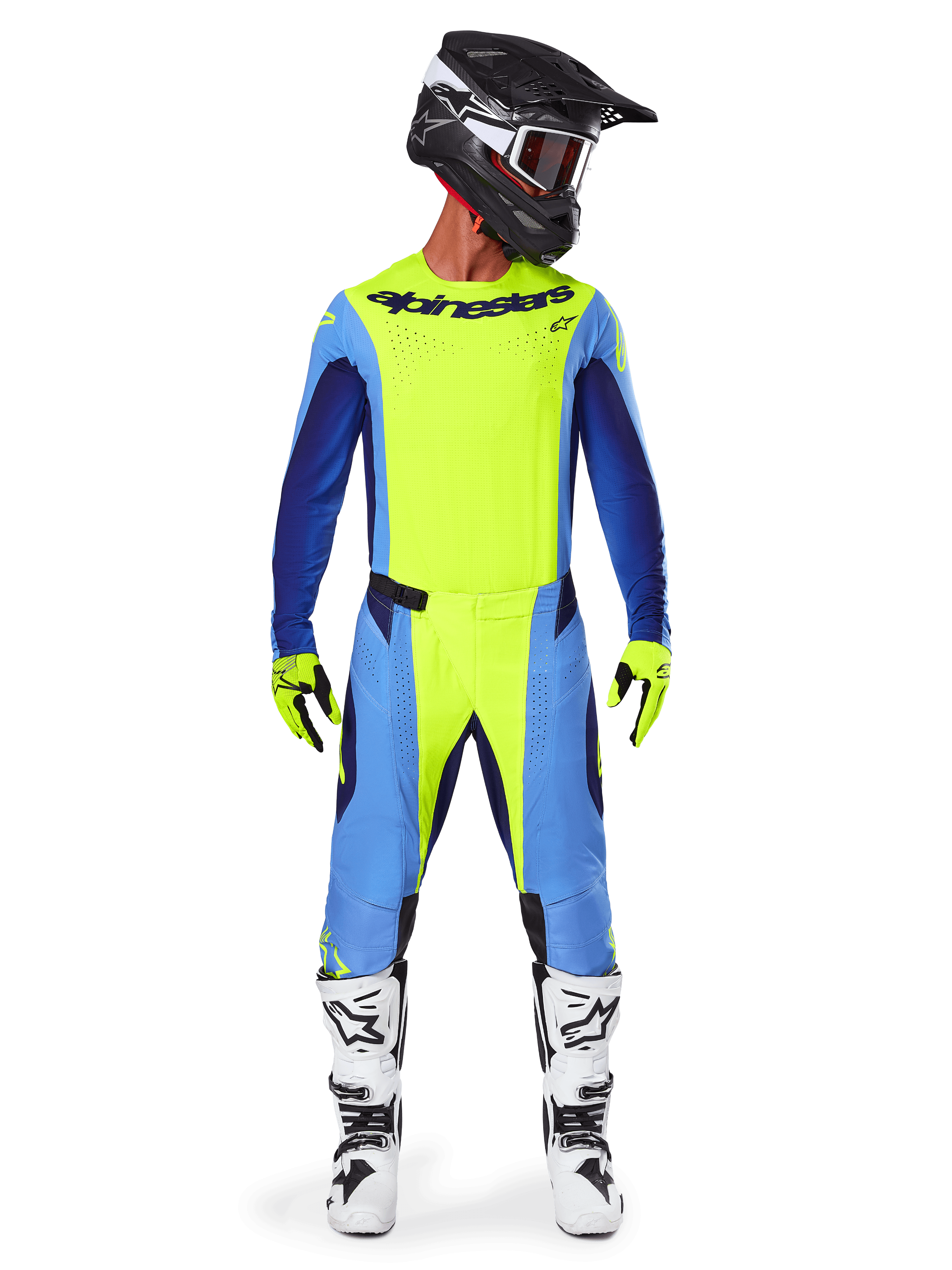 Piloto de motocross a usar o conjunto de equipamento Alpinestars 2025 Techstar Melt, camisola amarelo néon com mangas azuis e azul-marinho, calças amarelas e azuis a condizer, capacete preto e branco com óculos, botas brancas e pretas, luvas amarelas e pretas, conjunto coordenado para corridas de todo-o-terreno