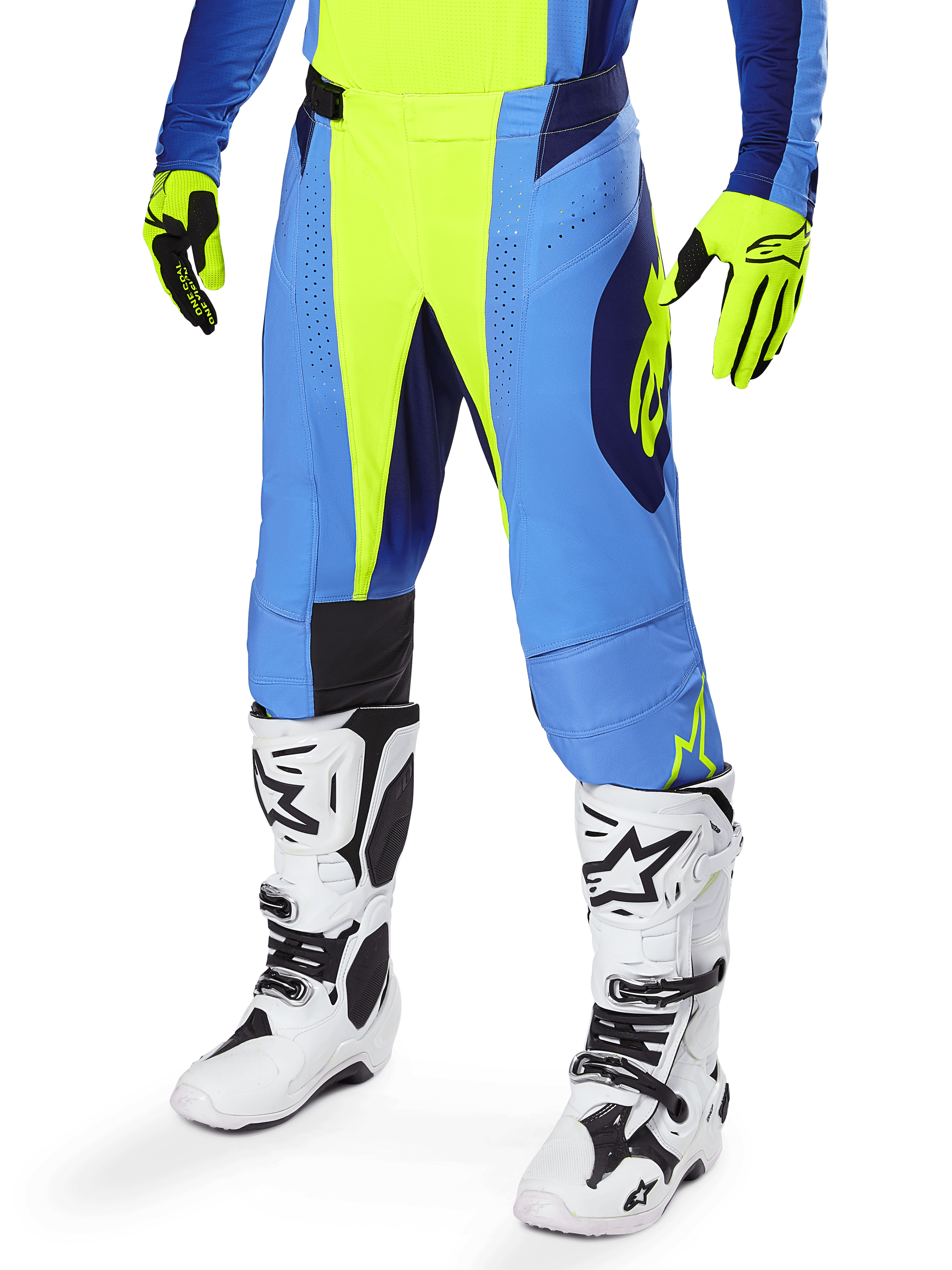Alpinestars 2025 Techstar Melt Pants, calças de motocross, amarelo néon e azul, usadas com luvas amarelas e azuis a condizer e botas de motocross brancas, com corte ergonómico e ventilação para performance em competições todo-o-terreno.