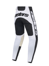 Alpinestars 2026 Racer Riway Pants, calças de motocross, brancas e pretas, vista traseira com marca astars preta em destaque na pala traseira, painel de assento reforçado a preto e remendos internos nos joelhos em pele de cabra bege, design durável para corridas off-road