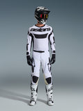 Conjunto Alpinestars 2026 Racer Riway, equipamento de motocross, branco e preto, kit de corrida completo com jersey branca e marca Alpinestars em preto, calças brancas a condizer com detalhes pretos, capacete preto e botas brancas, equipamento profissional para todo-o-terreno