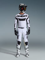Conjunto Alpinestars 2026 Racer Riway, equipamento de motocross, branco e preto, kit de corrida completo com jersey branca e marca Alpinestars em preto, calças brancas a condizer com detalhes pretos, capacete preto e botas brancas, equipamento profissional para todo-o-terreno