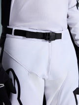 Alpinestars 2026 Racer Riway Pants, calças de motocross, brancas e pretas, pormenor da cintura com a fivela magnética SX2 e cinto ajustável, construção em polietileno durável com logótipos pretos