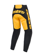 Alpinestars 2026 Racer Riway Pants, calças de motocross, amarelas e pretas, vista traseira com a marca 'astars' amarela em destaque no assento e na lateral, parte inferior das pernas em preto com painéis de malha e construção ergonómica pré-curvada para corridas todo-o-terreno.