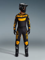 Alpinestars 2026 Racer Riway Pants, calças de motocross, amarelas e pretas, usadas como um conjunto de corrida completo com camisola de manga comprida a condizer, capacete preto, óculos pretos e botas pretas com logótipos de estrela brancos, equipamento profissional de condução off-road