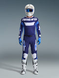 Alpinestars 2026 Racer Riway Gear Set, equipamento completo de corrida de motocross, camisola em azul marinho e azul claro com texto 'astars' em branco, calças a condizer com detalhes brancos, capacete branco com óculos azuis e botas de todo-o-terreno brancas.