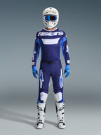 Alpinestars 2026 Racer Riway Gear Set, equipamento completo de corrida de motocross, camisola em azul marinho e azul claro com texto 'astars' em branco, calças a condizer com detalhes brancos, capacete branco com óculos azuis e botas de todo-o-terreno brancas.