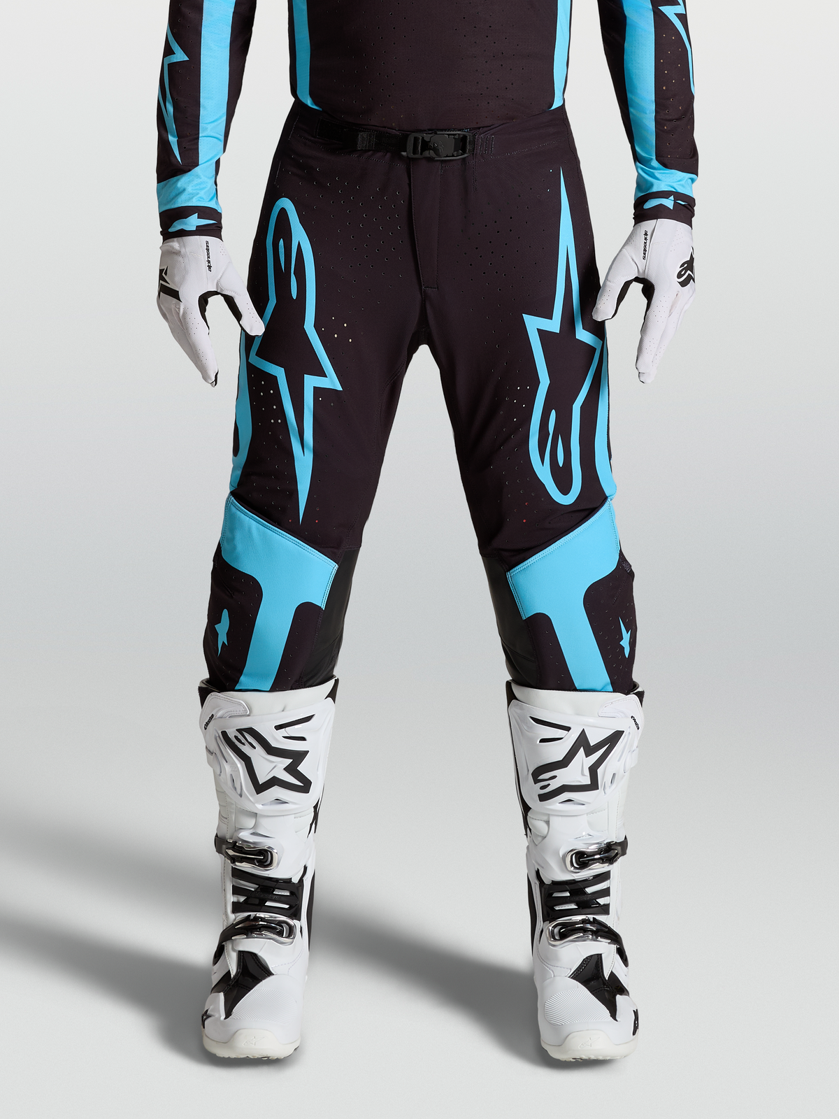 Alpinestars Calças Supertech Vesta, calças de motocross racing, pretas e azul turquesa com gráficos de estrela e painéis de joelho em couro