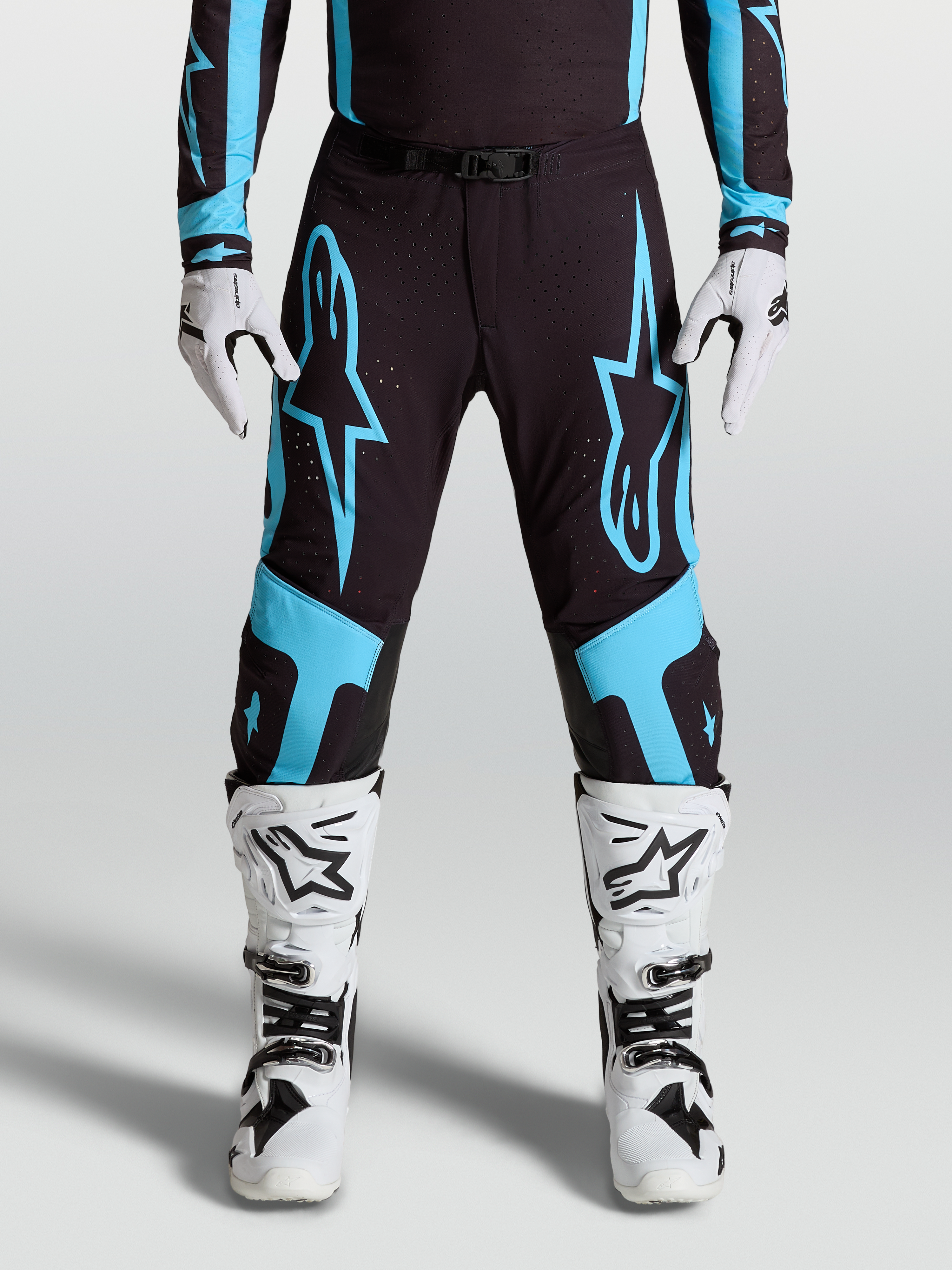 Alpinestars Calças Supertech Vesta, calças de motocross racing, pretas e azul turquesa com gráficos de estrela e painéis de joelho em couro