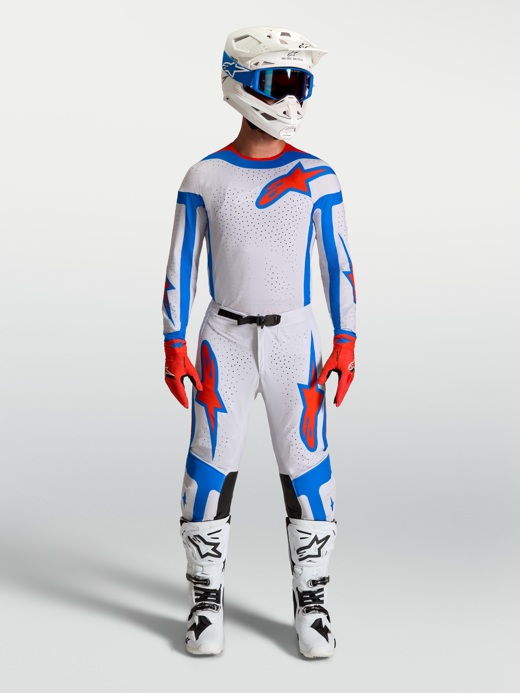 Alpinestars Supertech Vesta, conjunto de motocross lilás claro e vermelho cardeal, com camisola, calças e botas de corrida.