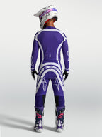 Alpinestars Supertech Vesta, conjunto de calças e camisola de motocross para homem, azul escuro e branco, vista traseira no modelo.