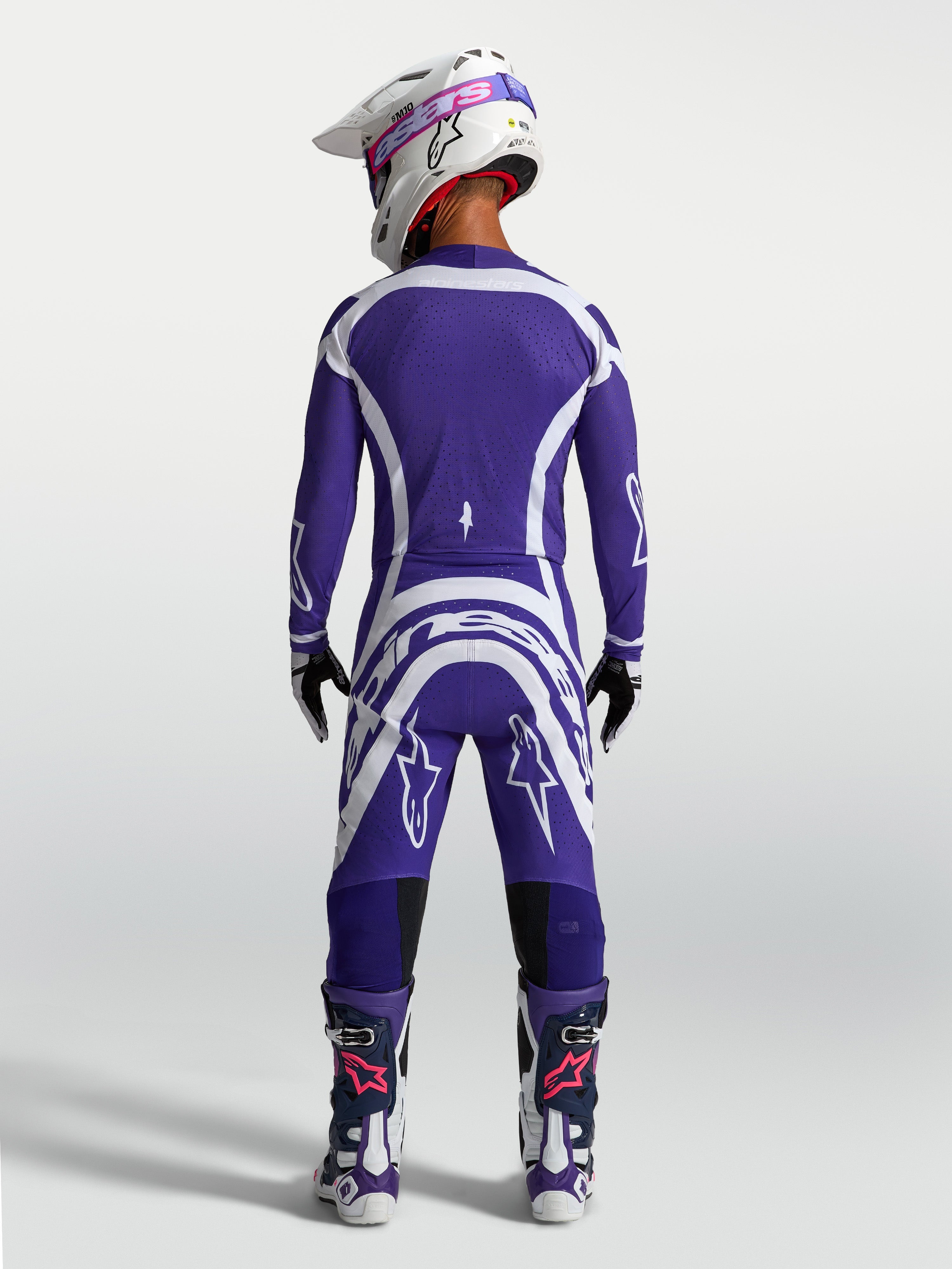 Alpinestars Supertech Vesta, conjunto de calças e camisola de motocross para homem, azul escuro e branco, vista traseira no modelo.