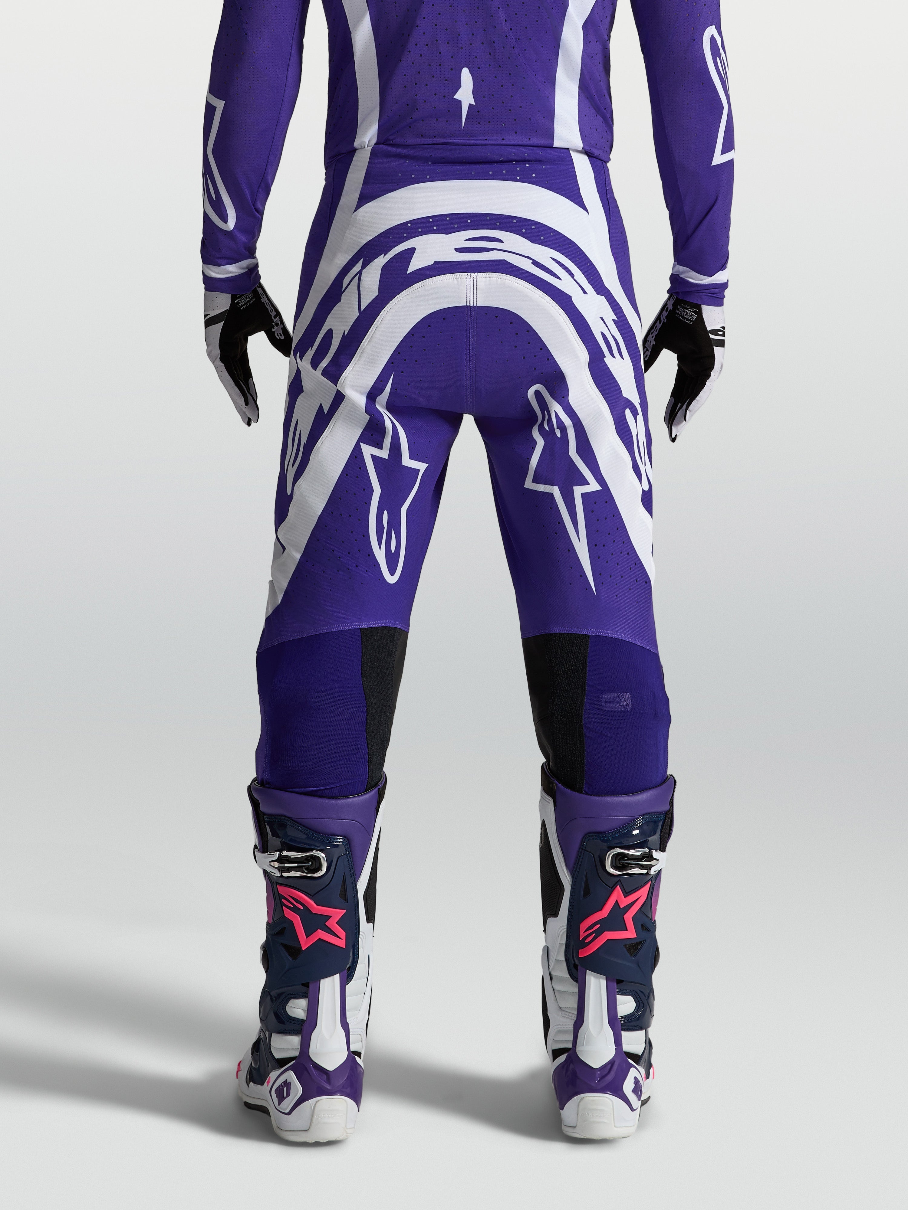 Alpinestars Calças Supertech Vesta, calças de motocross para homem, azul-escuro e branco, vista traseira e tecido rip-stop.