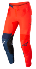 Alpinestars Supertech Blaze Pants, calças de motocross para todo-o-terreno, vermelho vivo e azul escuro com detalhes em branco, com reforços interiores nos joelhos em pele preta, fecho de catraca ajustável na cintura, logótipos Alpinestars em branco e azul, construção elástica durável para competição de motocross
