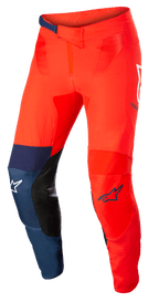 Alpinestars Supertech Blaze Pants, calças de motocross para todo-o-terreno, vermelho vivo e azul escuro com detalhes em branco, com reforços interiores nos joelhos em pele preta, fecho de catraca ajustável na cintura, logótipos Alpinestars em branco e azul, construção elástica durável para competição de motocross