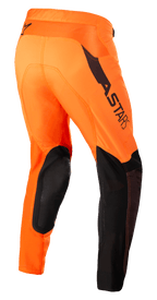 Alpinestars Supertech Blaze Pants, calças de motocross, laranja e preto com amarelo néon, vista traseira de três quartos mostrando reforços de joelhos em couro preto, logótipo ASTARS na coxa e painéis de malha respirável, concebidas para condução em terra de nível profissional