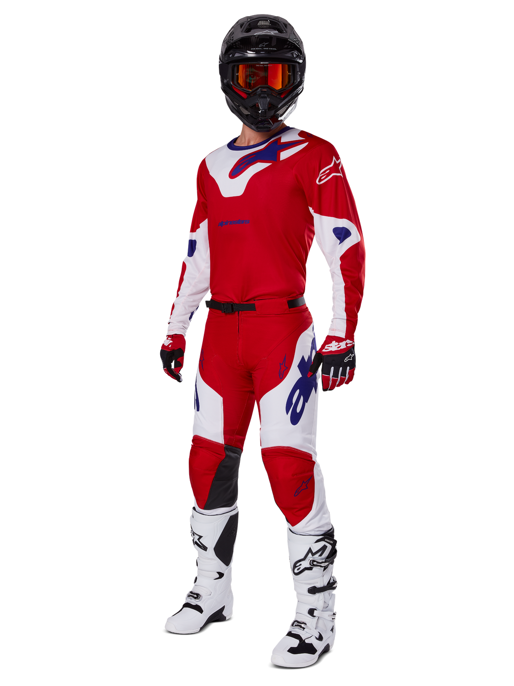 Alpinestars 2025 Racer Veil Pants, calças de motocross, vermelho vivo e branco, usadas como parte de um conjunto completo de equipamento de corrida que inclui uma camisola vermelha e branca a condizer, capacete preto com óculos cor de laranja, botas brancas e luvas vermelhas, apresentando logótipos Alpinestars azuis em destaque