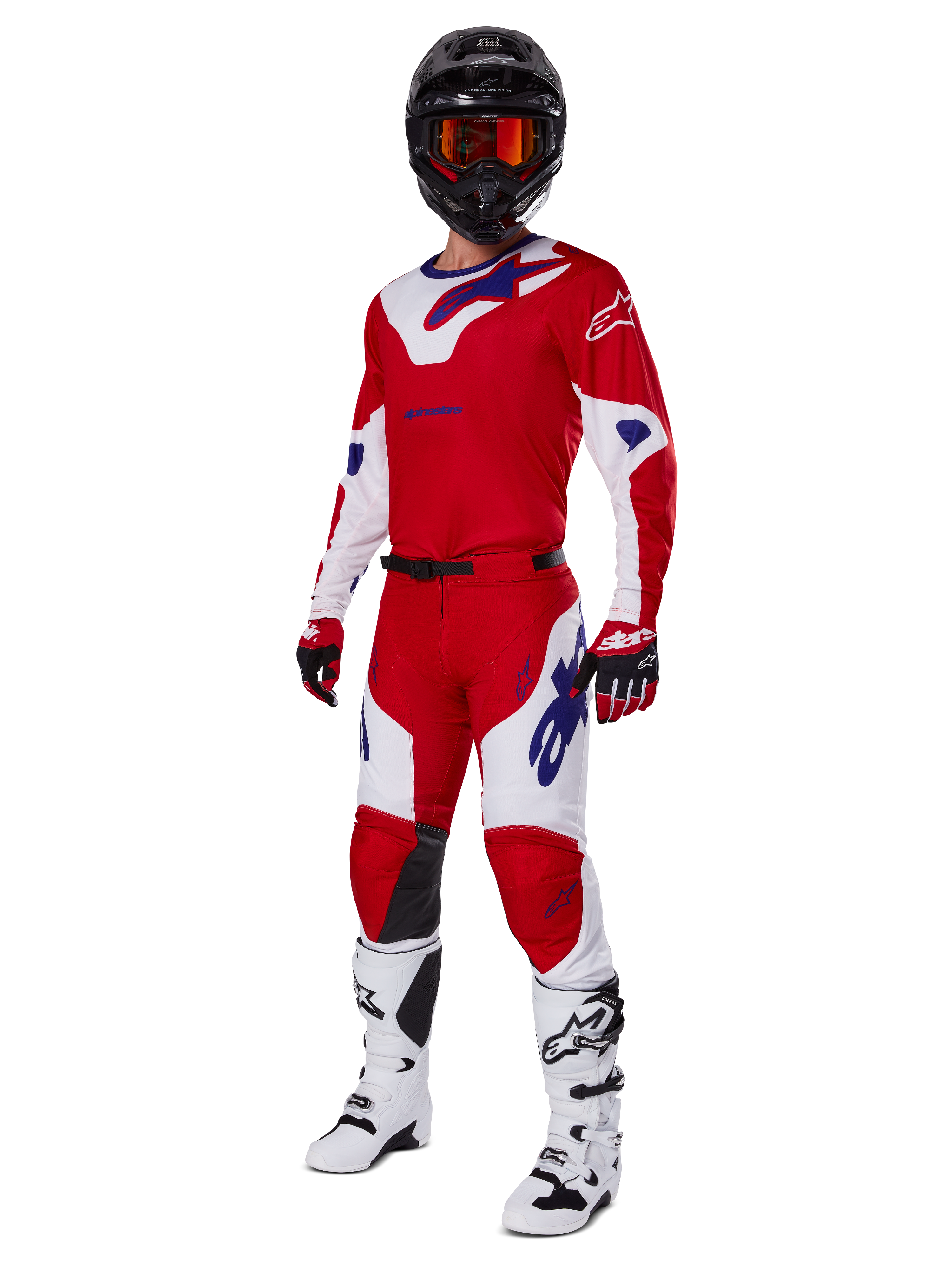 Alpinestars 2025 Racer Veil Pants, calças de motocross, vermelho vivo e branco, usadas como parte de um conjunto completo de equipamento de corrida que inclui uma camisola vermelha e branca a condizer, capacete preto com óculos cor de laranja, botas brancas e luvas vermelhas, apresentando logótipos Alpinestars azuis em destaque