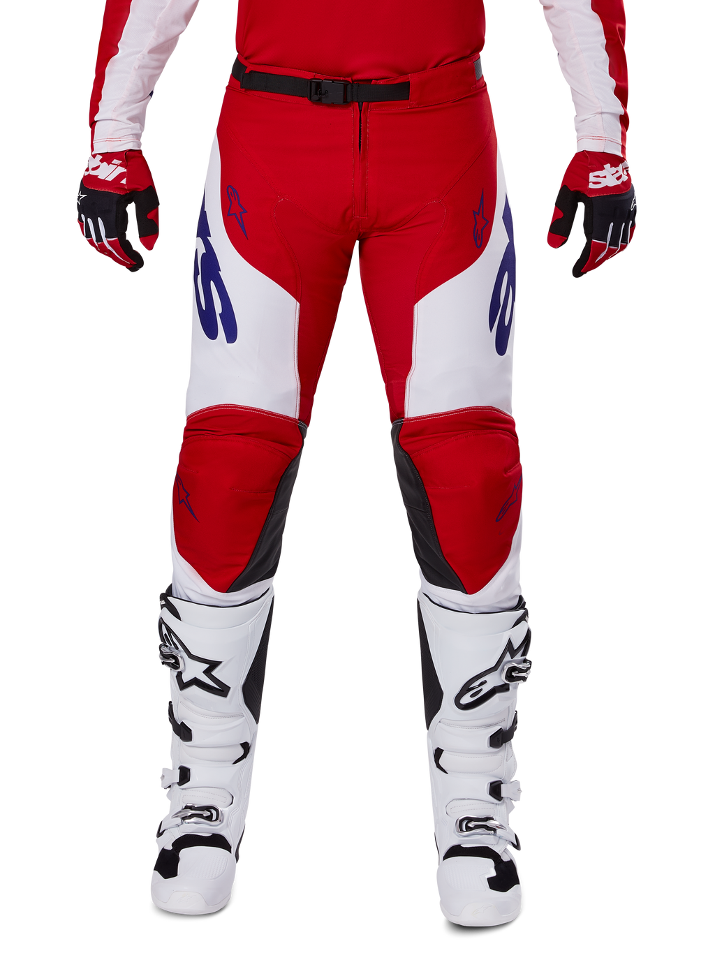 Alpinestars 2025 Racer Veil Pants, calças de motocross, vermelho vivo e branco, usadas com luvas vermelhas e botas brancas a condizer, com logótipos azuis nas coxas e um cinto preto na cintura, corte desportivo ergonómico para uma condução de performance