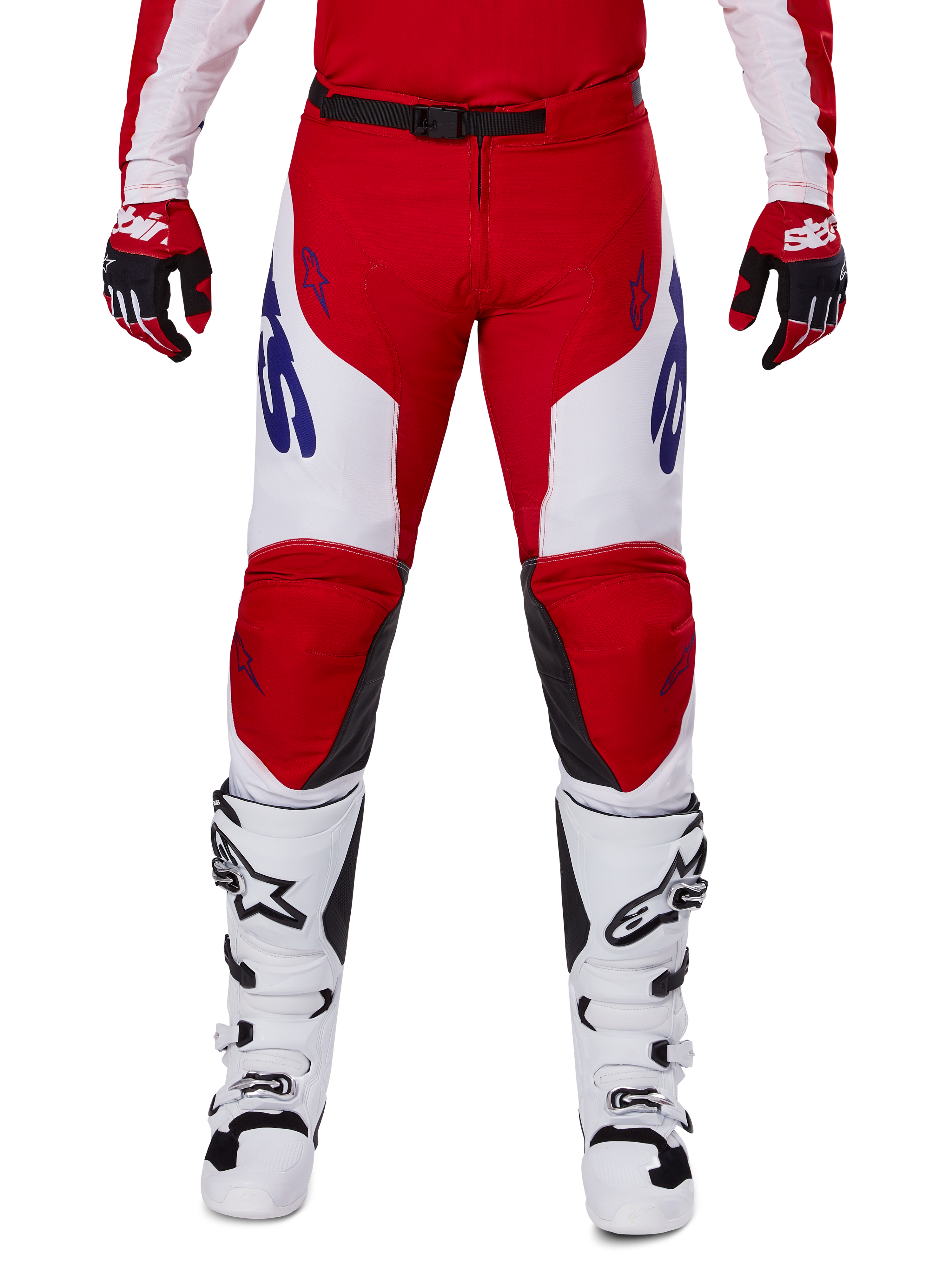 Alpinestars 2025 Racer Veil Pants, calças de motocross, vermelho vivo e branco, usadas com luvas vermelhas e botas brancas a condizer, com logótipos azuis nas coxas e um cinto preto na cintura, corte desportivo ergonómico para uma condução de performance