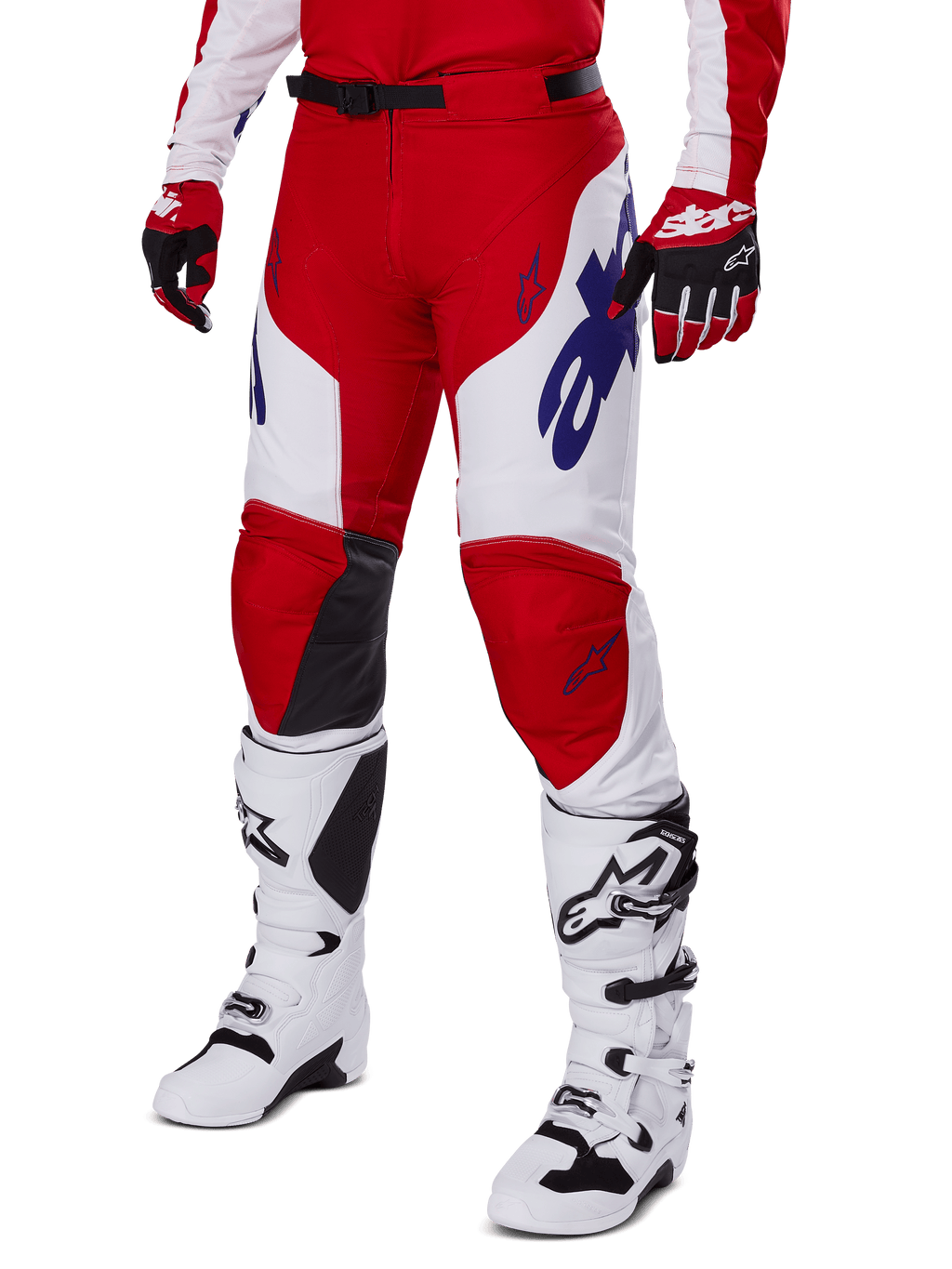 Alpinestars 2025 Racer Veil Pants, calças de motocross, vermelho vivo e branco, com logótipos Alpinestars em azul e painéis internos dos joelhos em pele preta, usadas com luvas vermelhas a condizer e botas de motocross brancas, conjunto de equipamento coordenado para corridas off-road