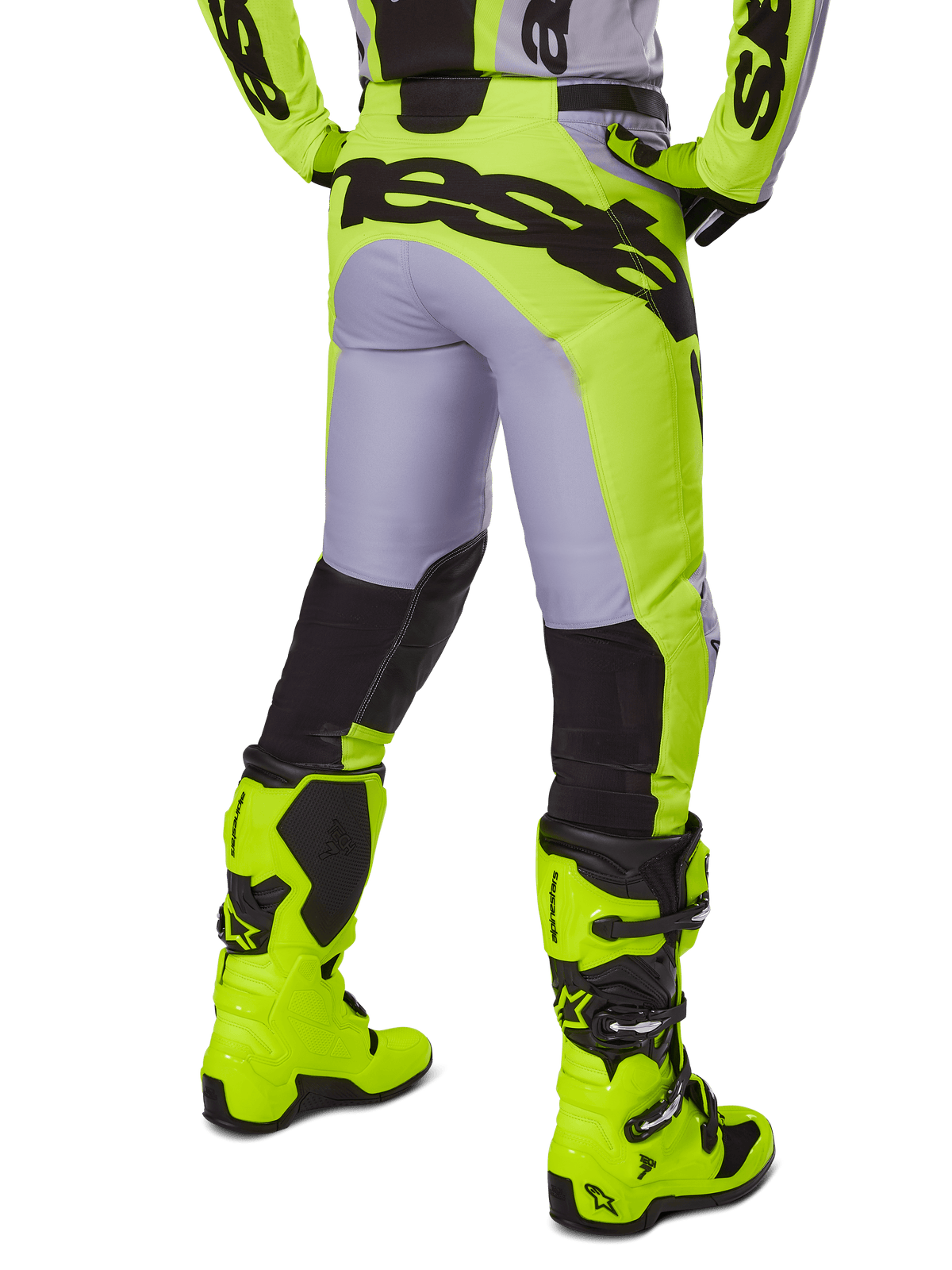 Alpinestars 2025 Racer Veil Pants, calças de motocross, cinzentas e amarelo fluo, vista traseira com construção ergonómica, logótipo preto grande na zona do assento, painéis pretos na parte inferior das pernas e botas de competição em amarelo vibrante a condizer.