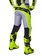 Alpinestars 2025 Racer Veil Pants, calças de motocross, cinzentas e amarelo fluo, vista traseira com construção ergonómica, logótipo preto grande na zona do assento, painéis pretos na parte inferior das pernas e botas de competição em amarelo vibrante a condizer.