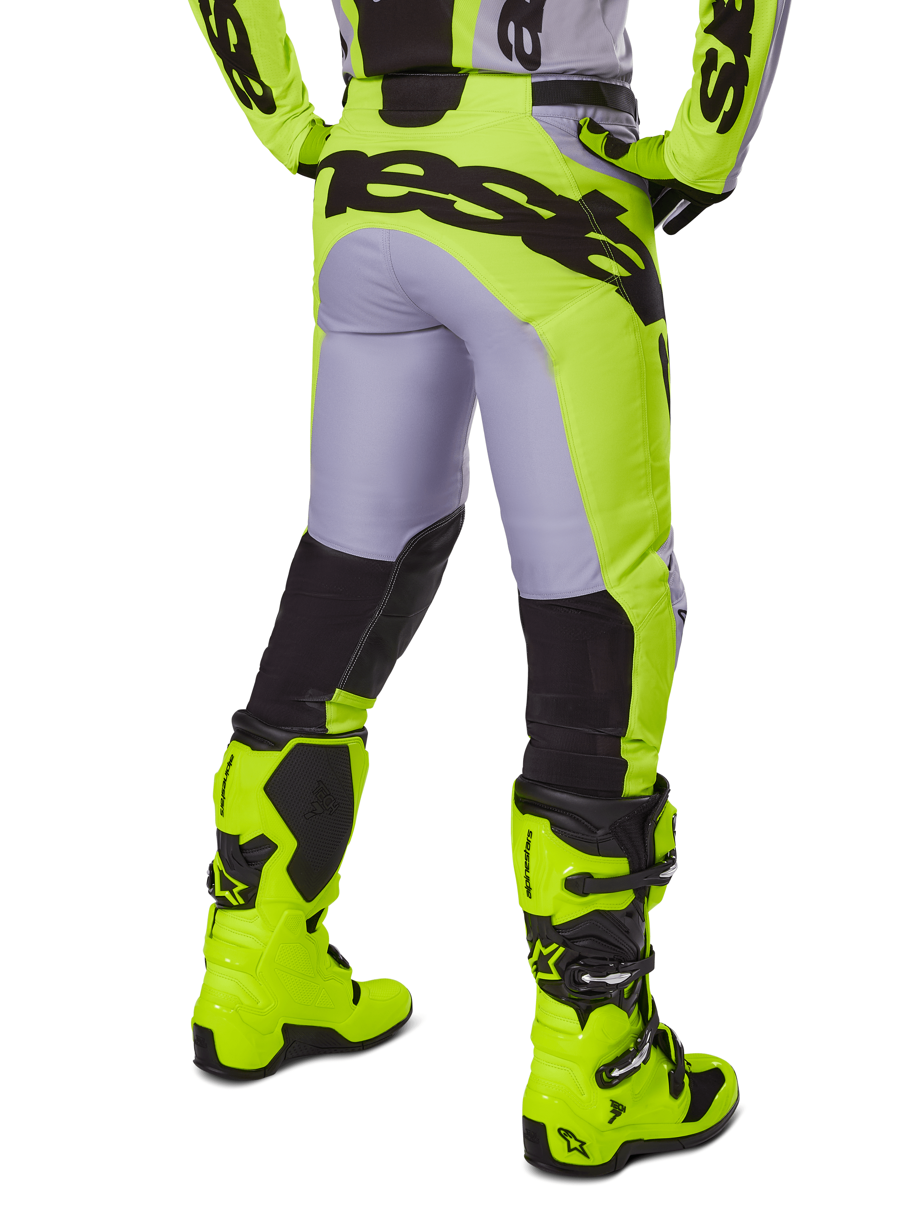 Alpinestars 2025 Racer Veil Pants, calças de motocross, cinzentas e amarelo fluo, vista traseira com construção ergonómica, logótipo preto grande na zona do assento, painéis pretos na parte inferior das pernas e botas de competição em amarelo vibrante a condizer.