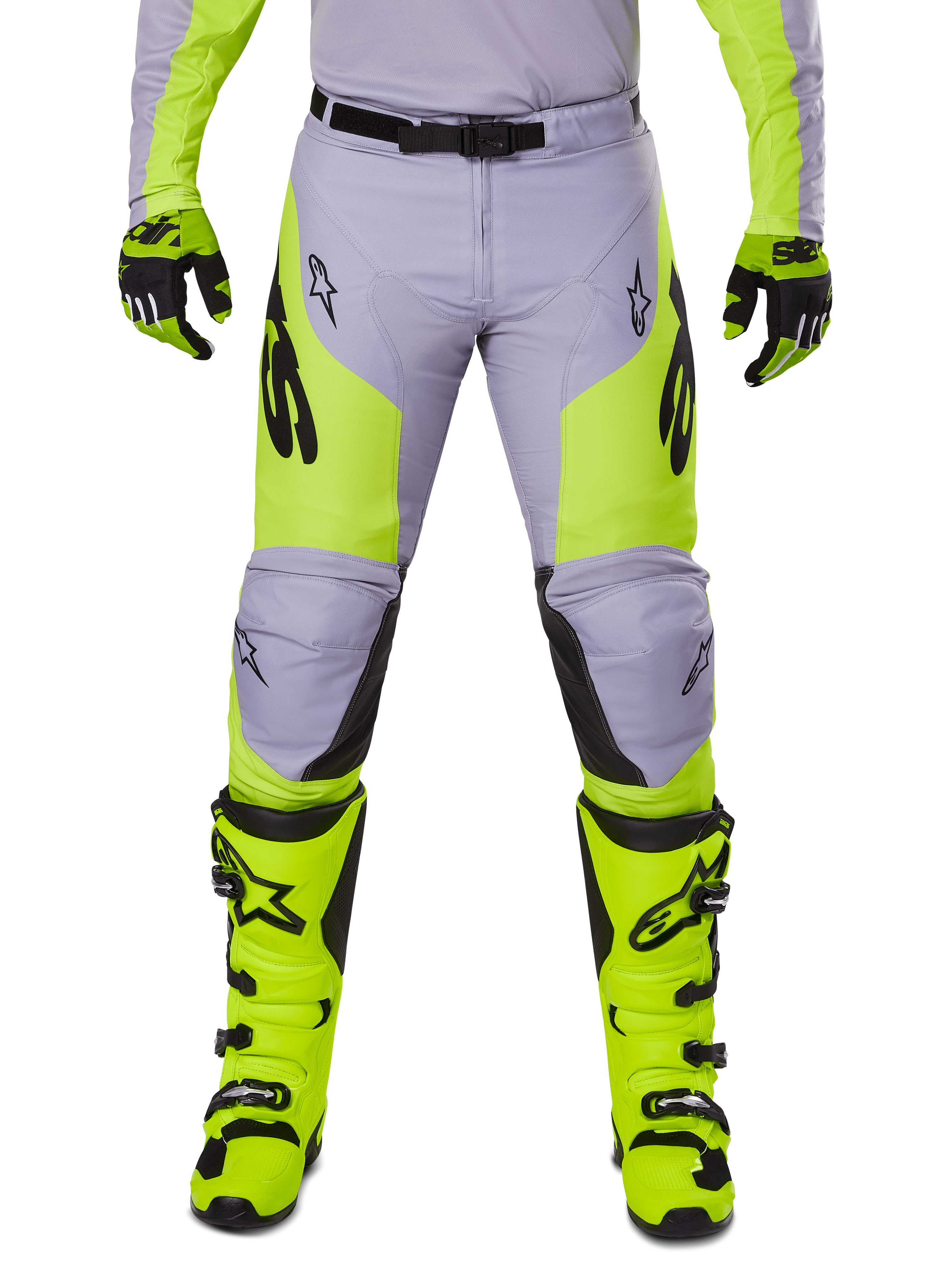 Alpinestars 2025 Racer Veil Pants, calças de motocross, cinzentas e amarelo néon, usadas com botas e luvas amarelo néon a condizer, com logótipos Alpinestars pretos, design ergonómico para corridas todo-o-terreno