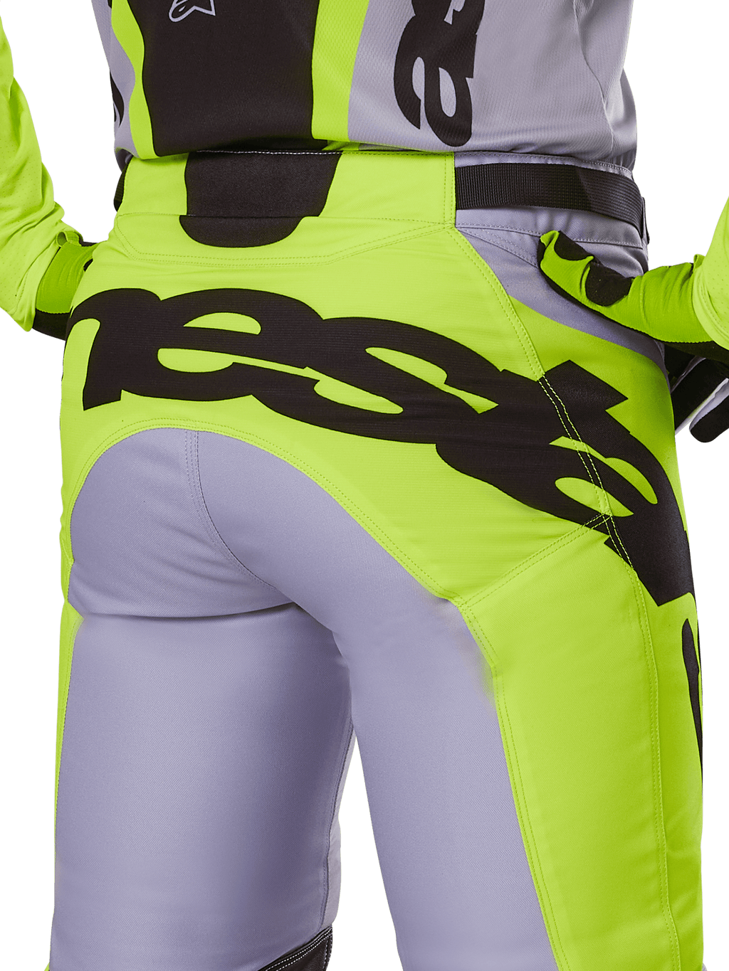Alpinestars 2025 Racer Veil Pants, calças de motocross, cinzentas e amarelo néon, vista traseira com logótipo preto grande na zona do assento, usadas com camisola e luvas a condizer, design técnico para todo-o-terreno