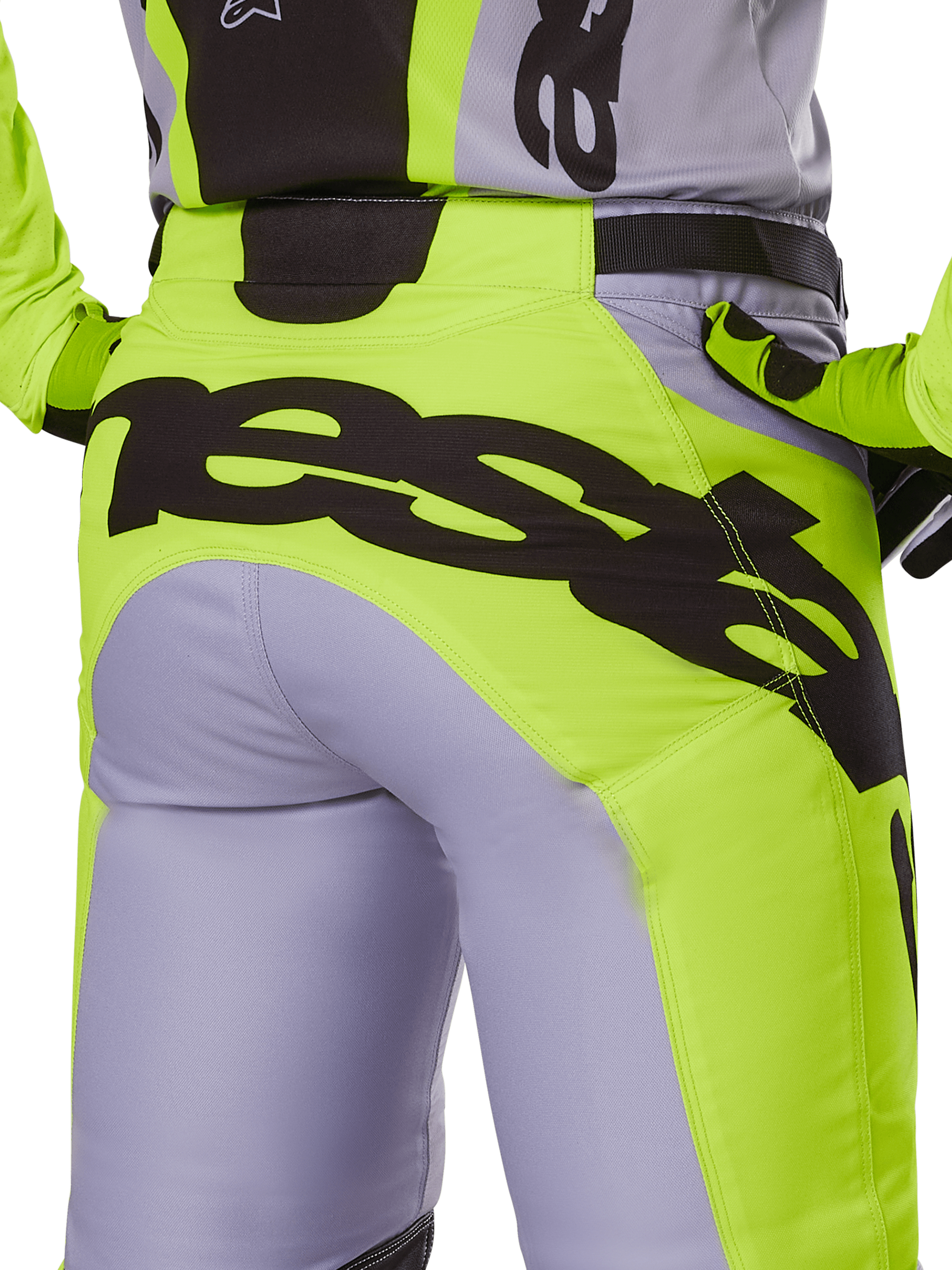 Alpinestars 2025 Racer Veil Pants, calças de motocross, cinzentas e amarelo néon, vista traseira com logótipo preto grande na zona do assento, usadas com camisola e luvas a condizer, design técnico para todo-o-terreno