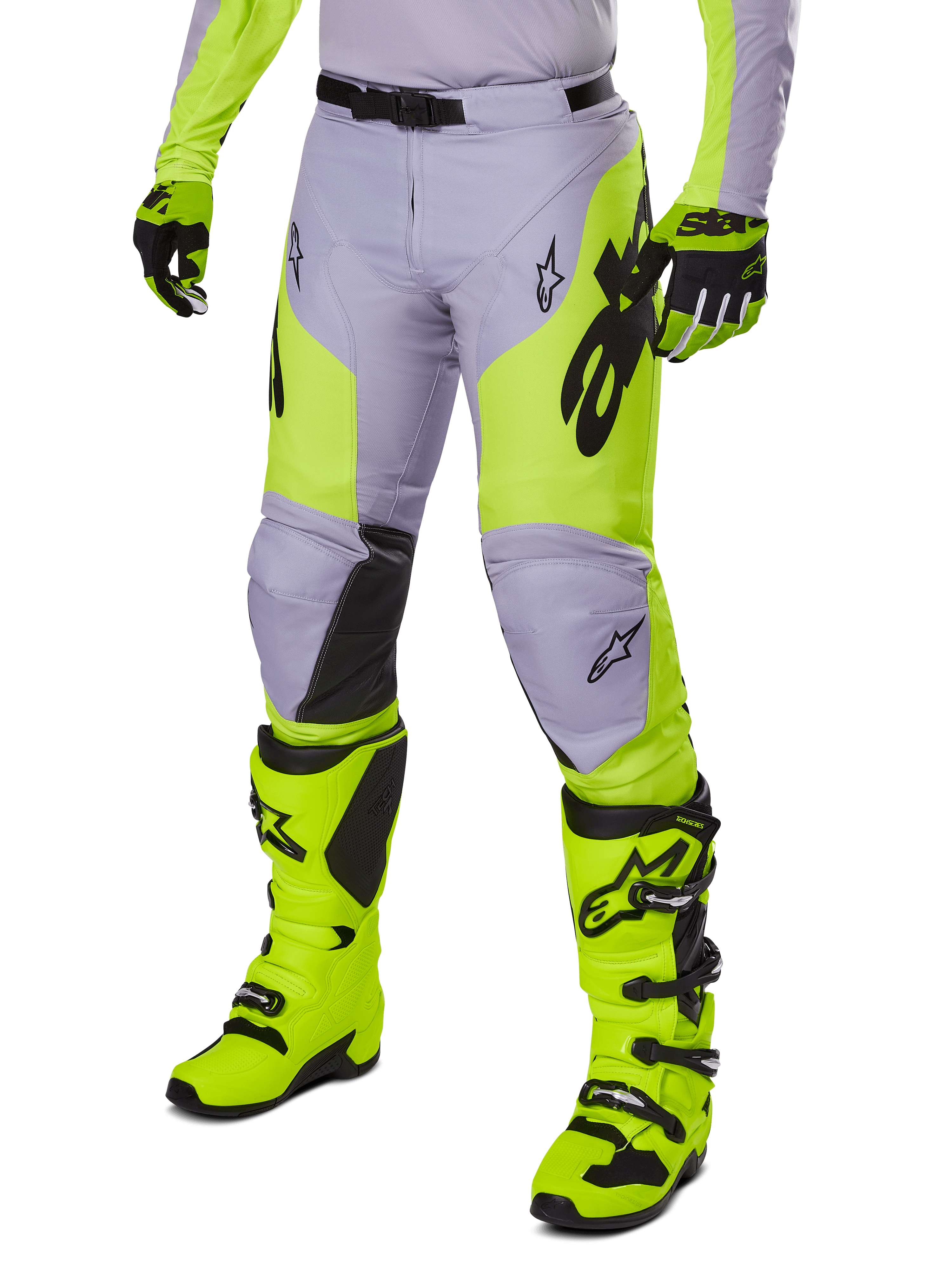 Alpinestars 2025 Racer Veil Pants, calças de motocross, cinzento e amarelo néon fluo, com logótipos de estrela pretos e cinto de cintura ajustável, apresentadas com botas e luvas de motocross a combinar, design ergonómico para condução todo-o-terreno
